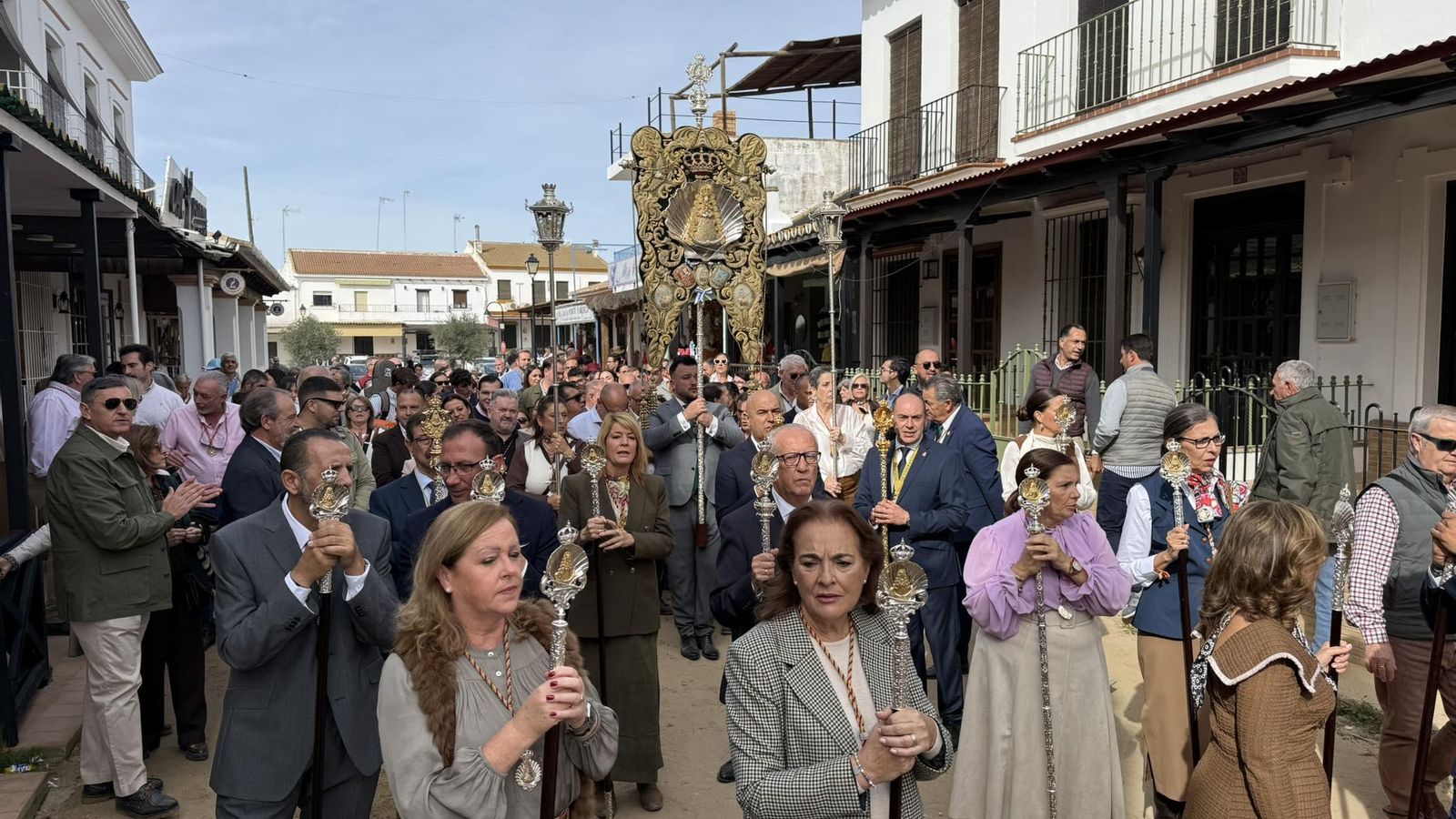 El Simpecado, por las calles de la aldea.