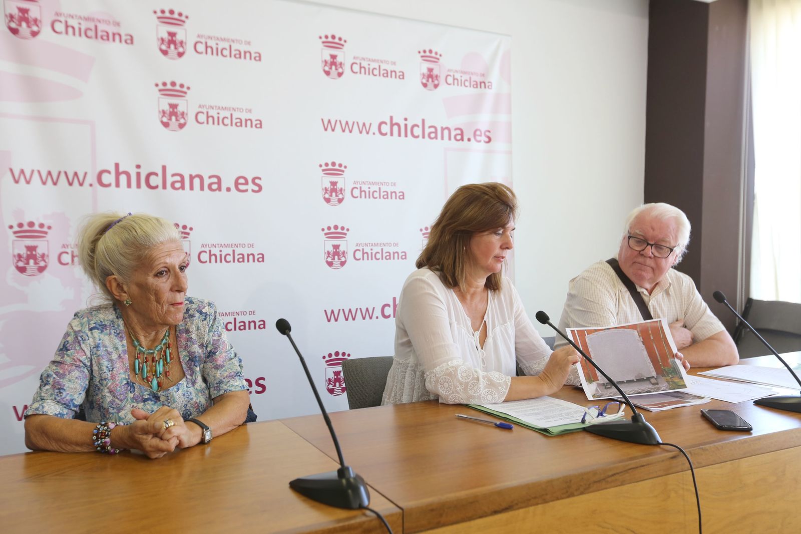 Pepa Vela, en el centro, con miembros de la comunidad británica de Chiclana.