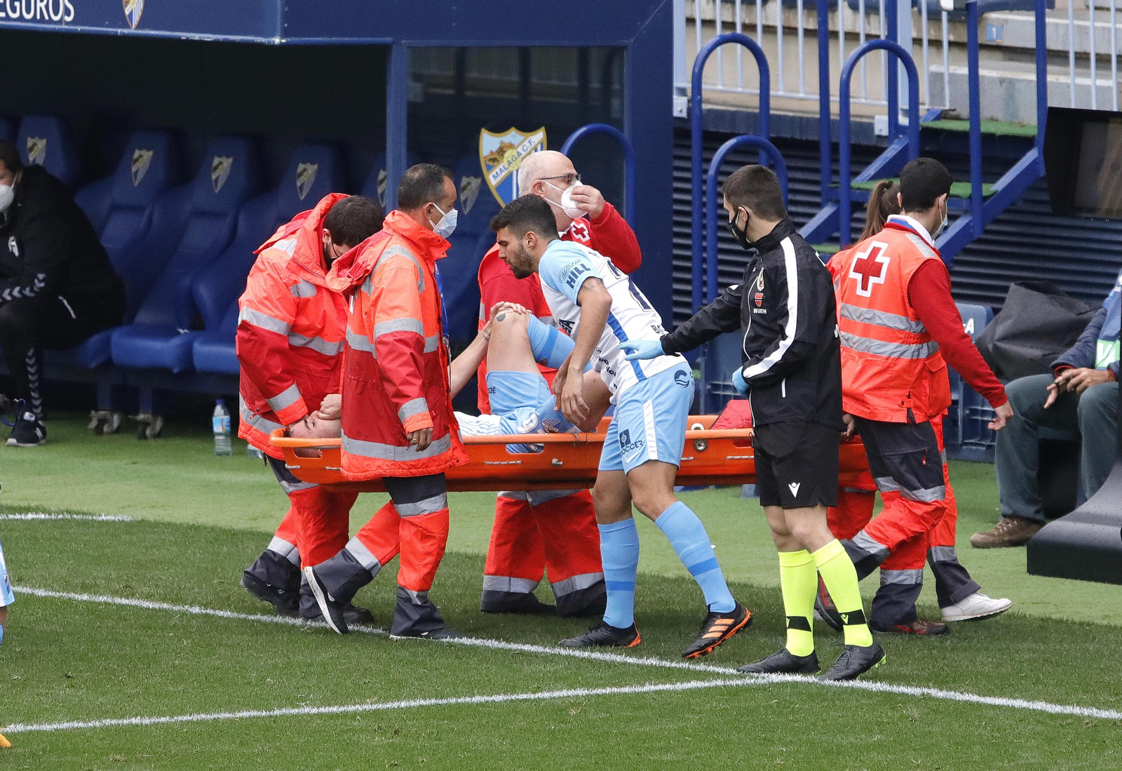 Ismael Casas se retiró en camilla.