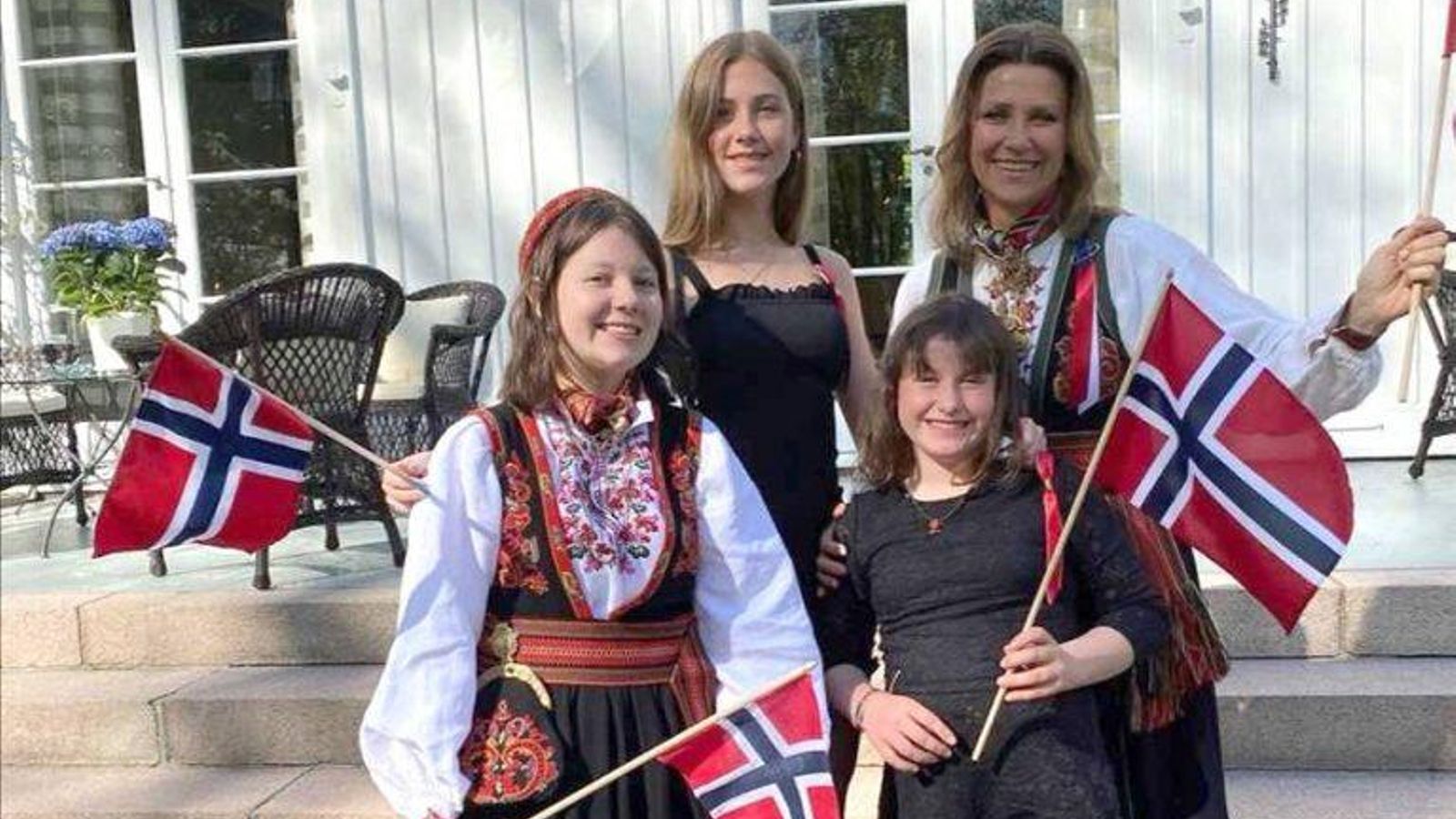 Marta Luisa, con sus tres hijas, fruto de su matrimonio con Ari Behn.