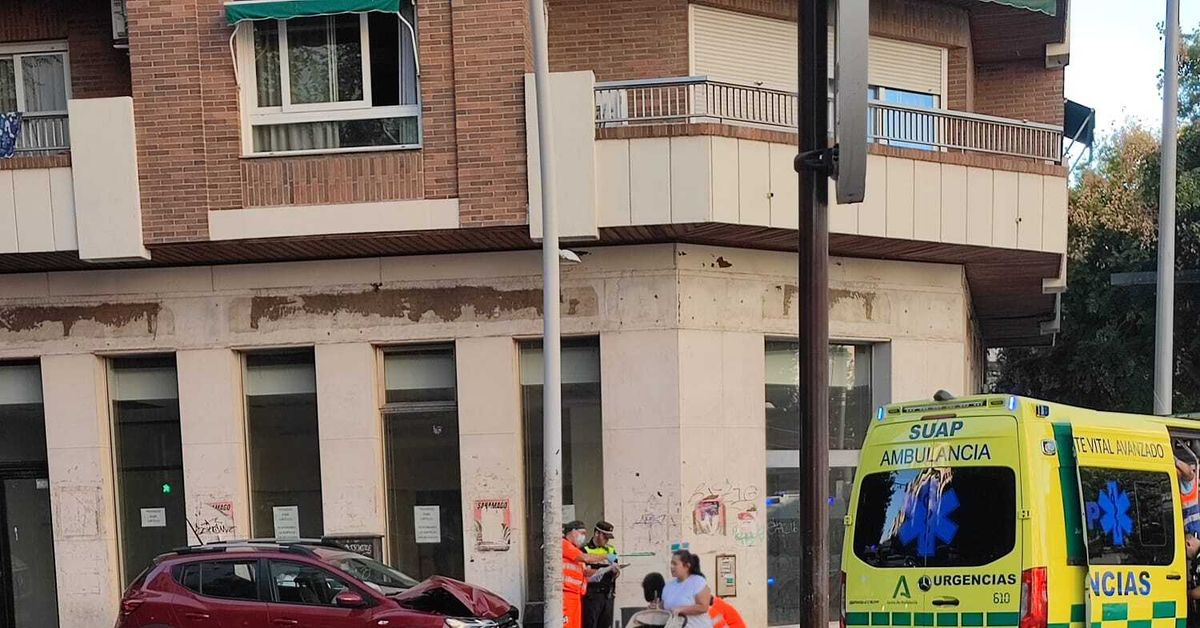 Una conductora pierde el control de su coche y arrolla a una mujer y un ...