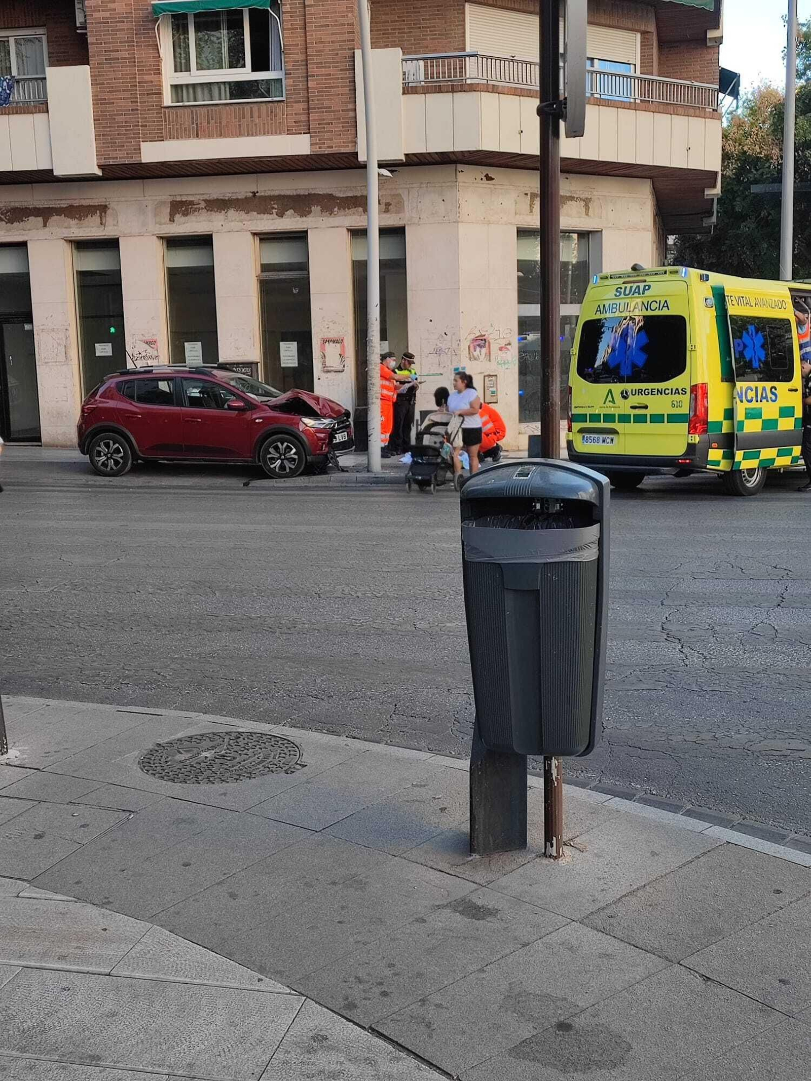 El coche se estrelló contra una farola.