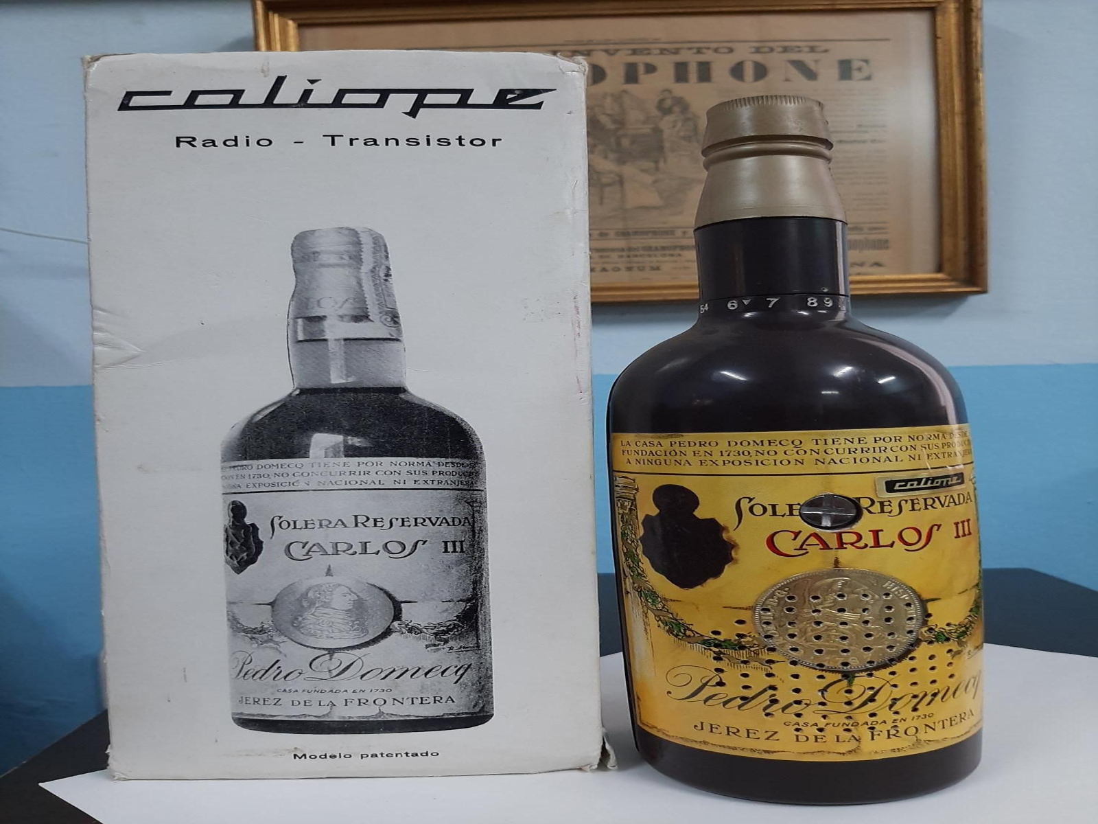 Radio transistor con la forma de una botella de brandy Carlos III, en Frontera Radio.