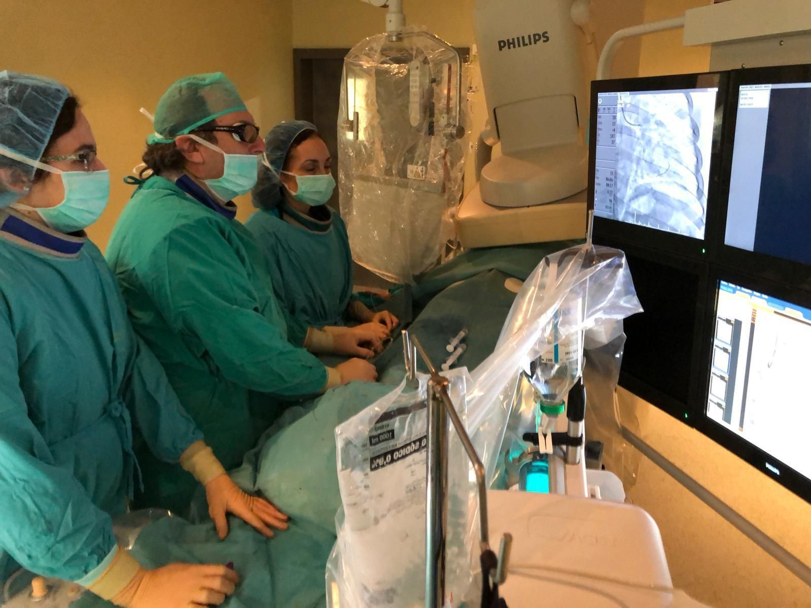 Tres profesionales del Hospital Reina Sofía realizan una intervención cardiaca a un paciente.
