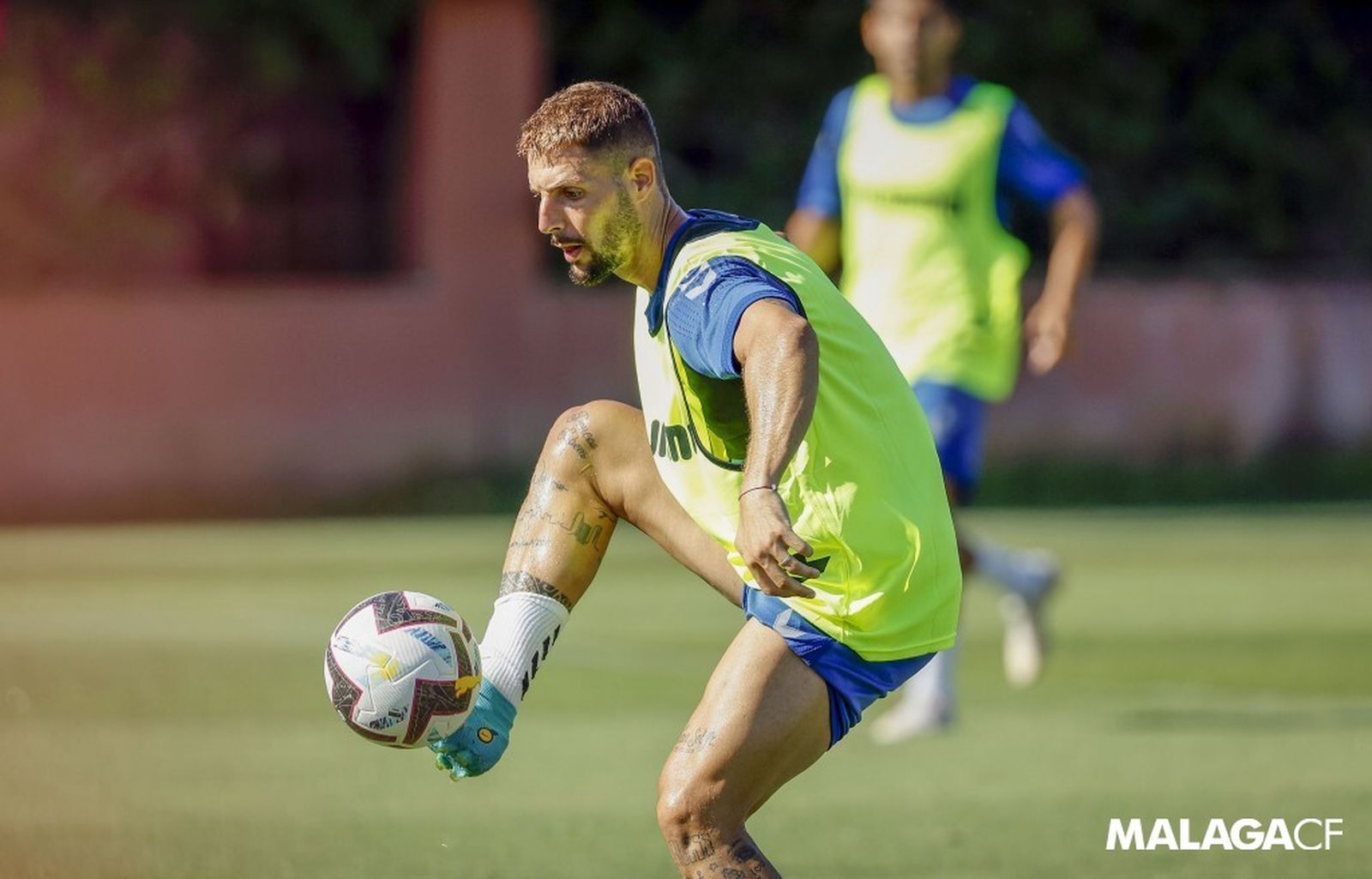 Fran Sol controla el esférico.