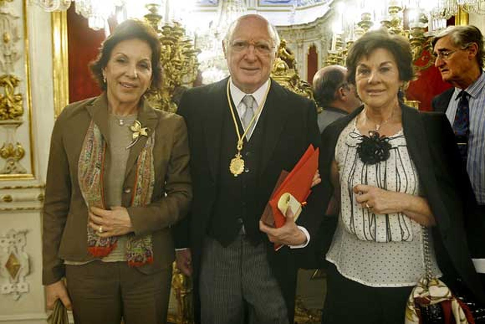 Joaquina y Margarita Martínez de Salazar, con el nuevo académico José Pedro Pérez-Llorca

Foto: Joaquin Pino