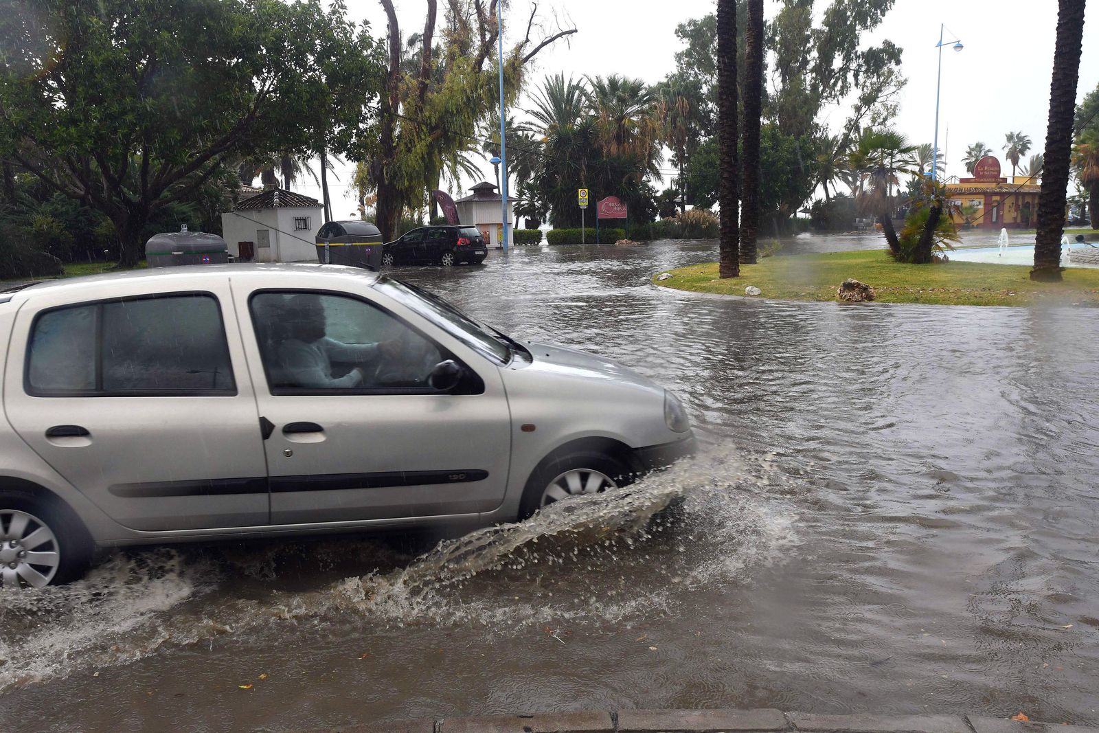 Una zona de Marbella anegada por el agua.