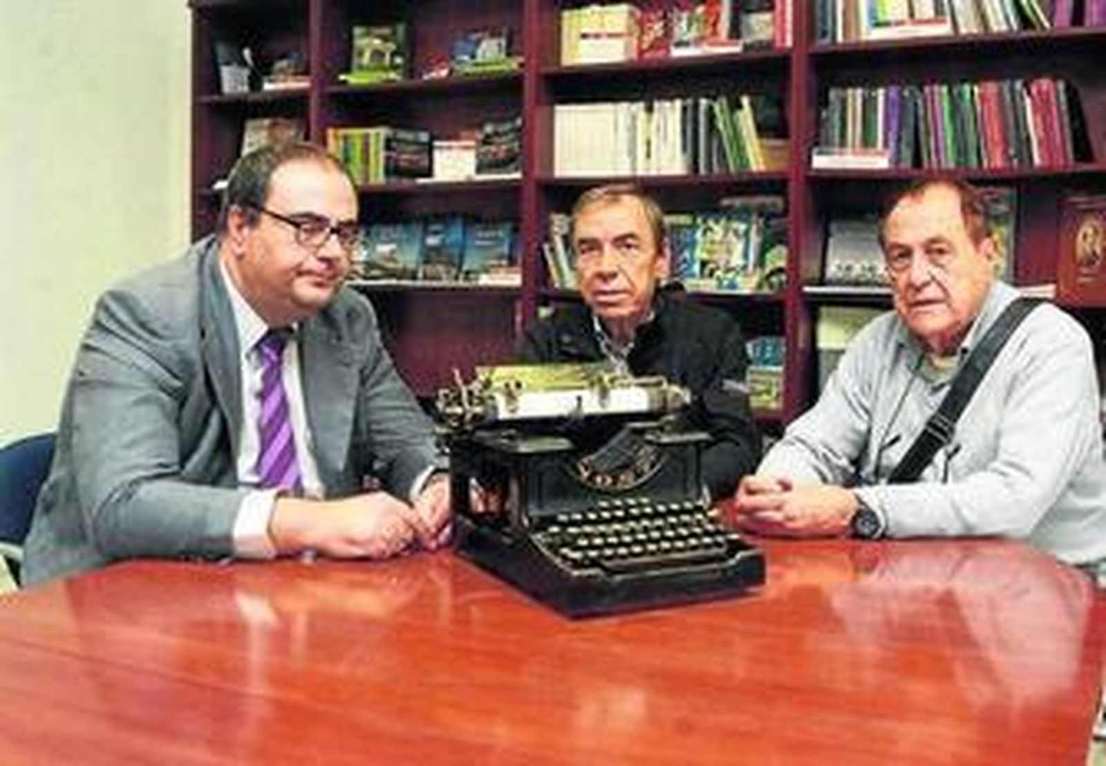 Rafael Leopoldo Aguilera, Francisco Capel del Águila y Emilio Esteban Hanza junto a la maquina donada.