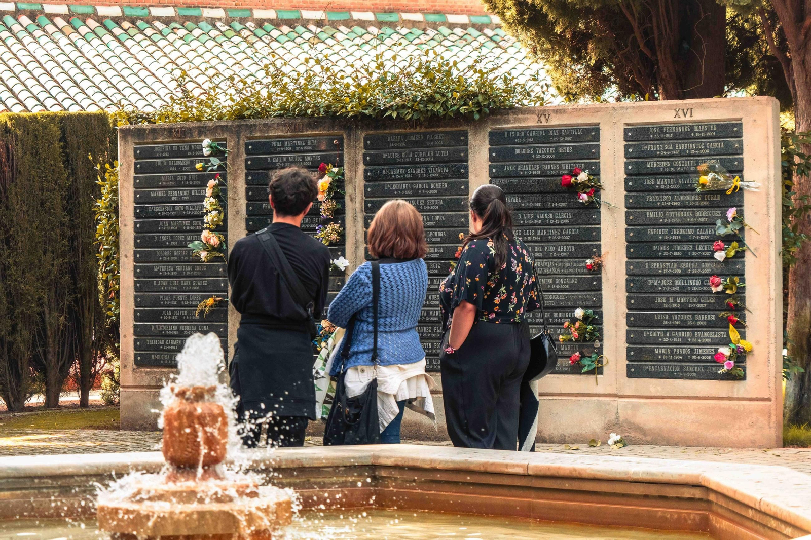 Las imágenes del Día de los Santos en el cementerio de Granada