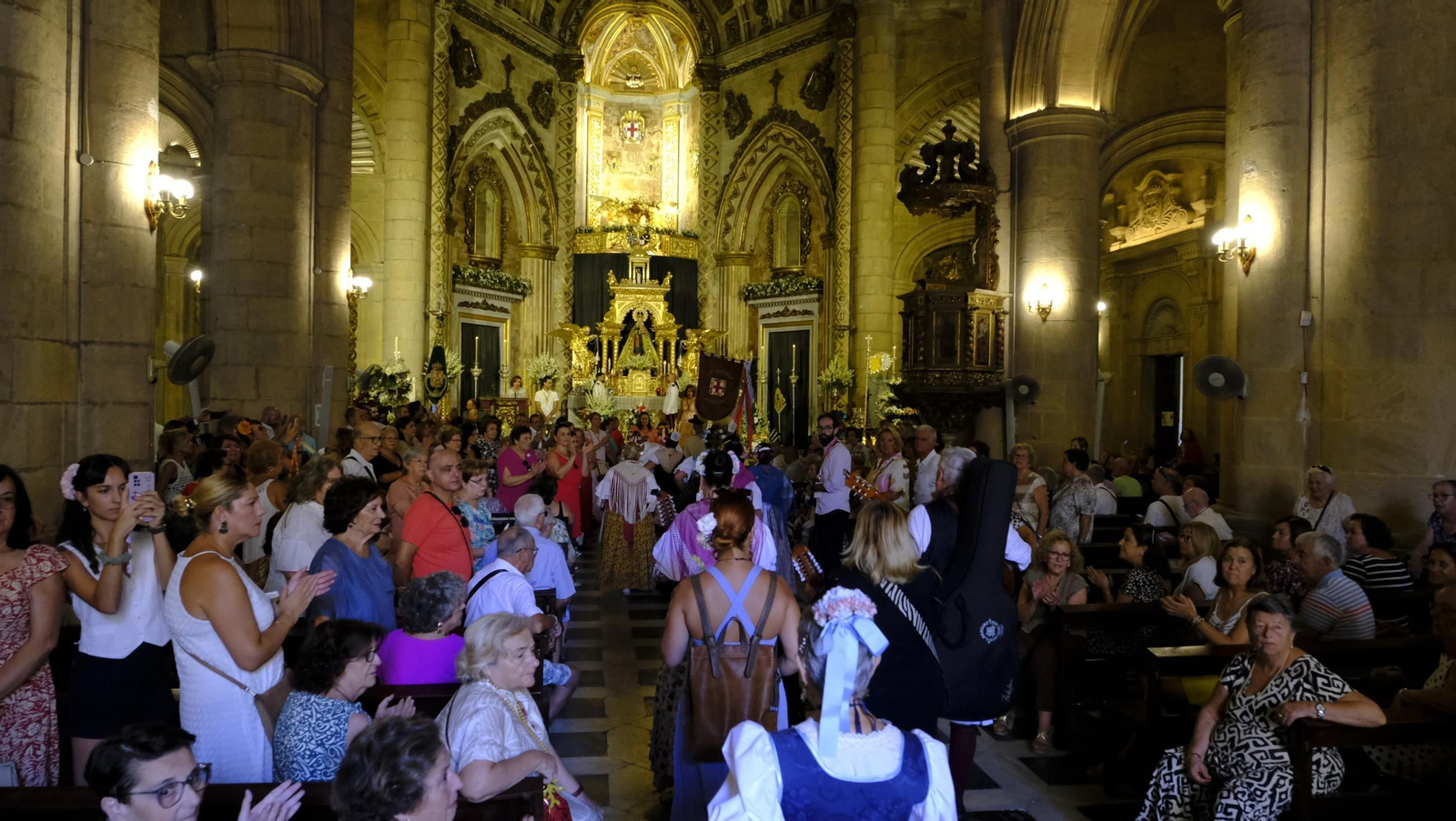 La ofrenda floral a la Virgen del Mar en la Feria de Almería 2025, en imágenes