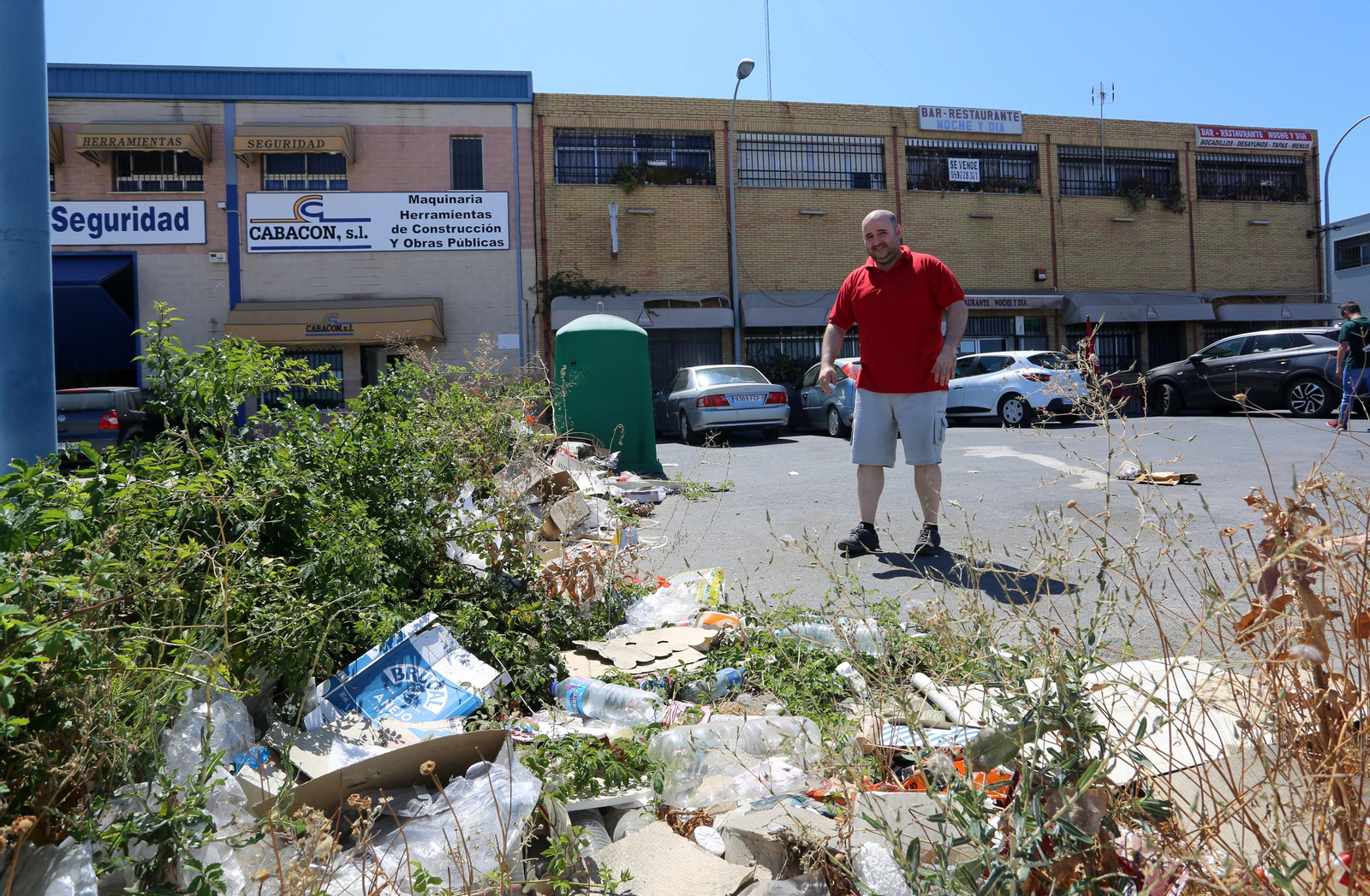 Imágenes de la acumulación de basura en el Polígono San Diego de Huelva