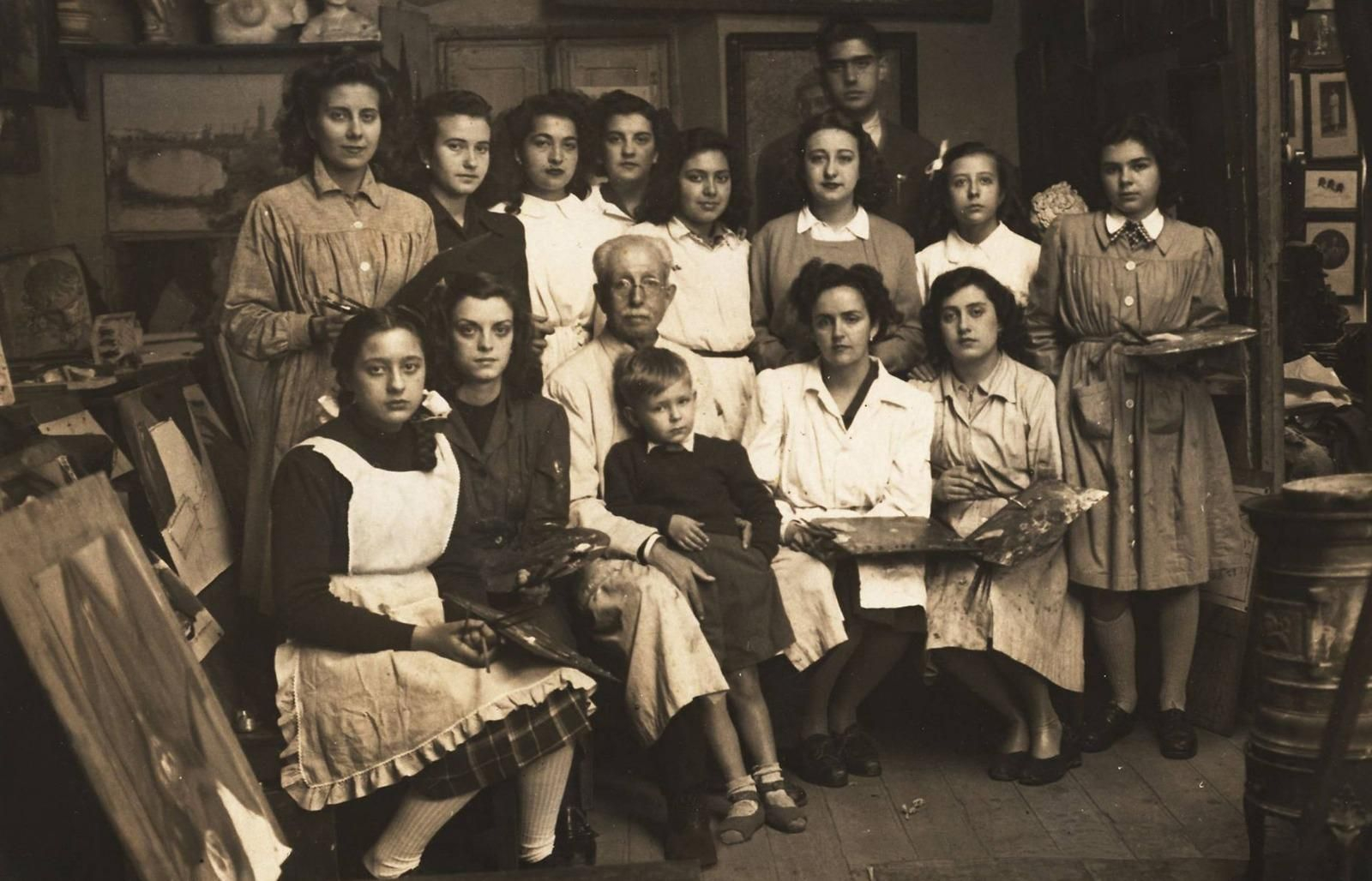 Carmen Laffón posa con caballete en el taller de González Santos, la primera por la derecha.