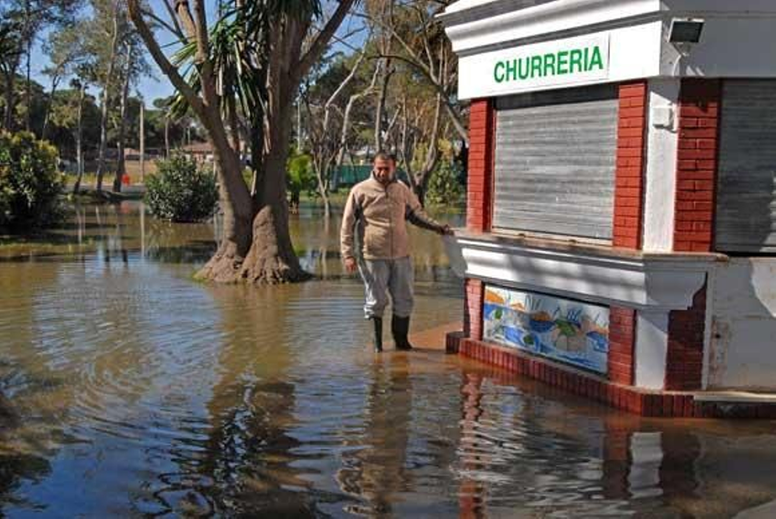 Jesús Moreno, propietario de camping: "Me desperté a las dos de la tarde y me dije: ¿dónde estoy?"
El camping ya había perdido las reservas del carnaval en los anteriores aguaceros y ahora "los moteros llaman preguntando. Decid en el Diario que estamos a flote. Hicimos obras hace tres años y hemos resistido incluso a este diluvio"


Foto: Paco Periñán