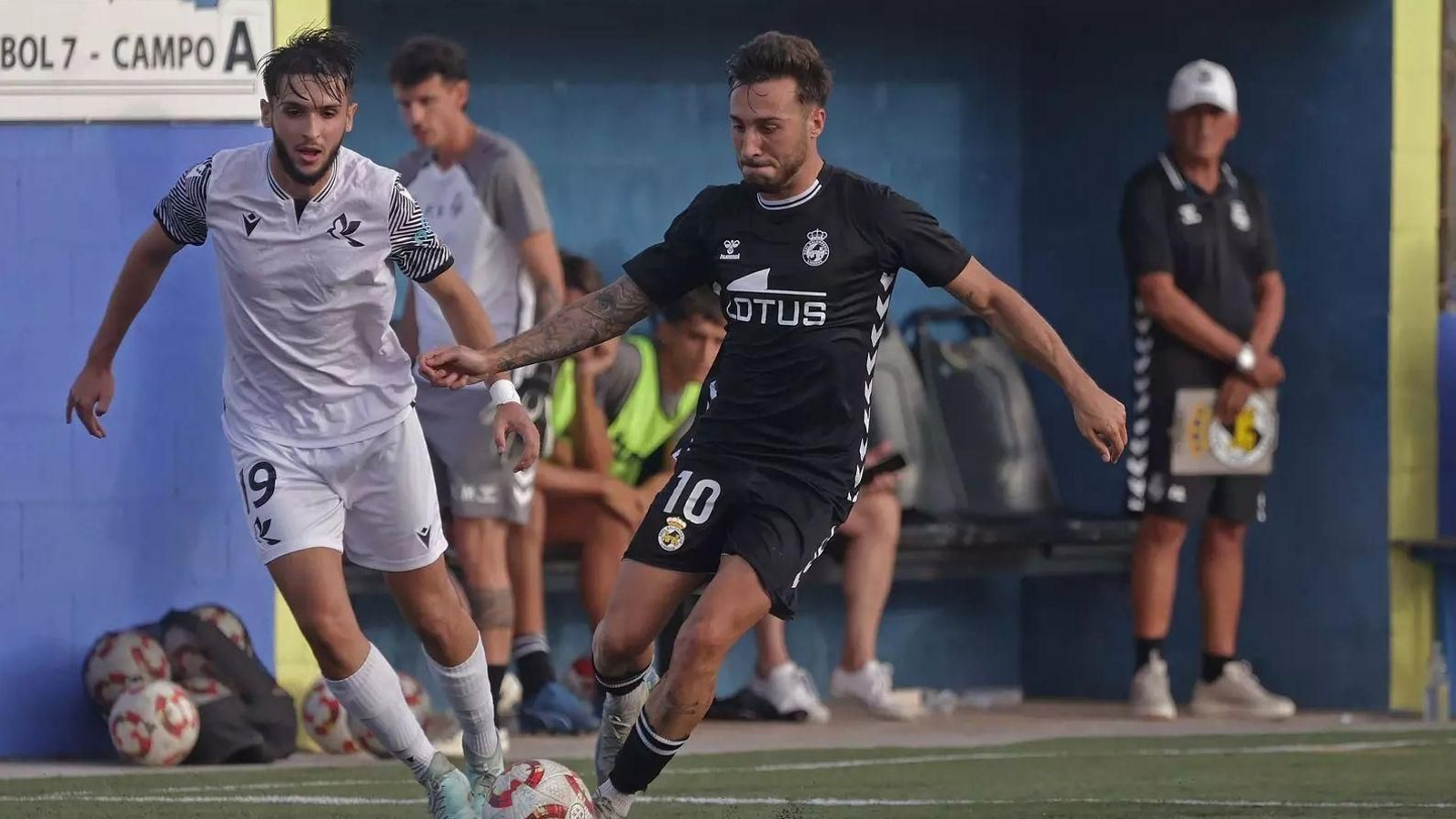 Álvaro Cascajo lleva el balón en el amistoso ante el Bruno's de Gibraltar.