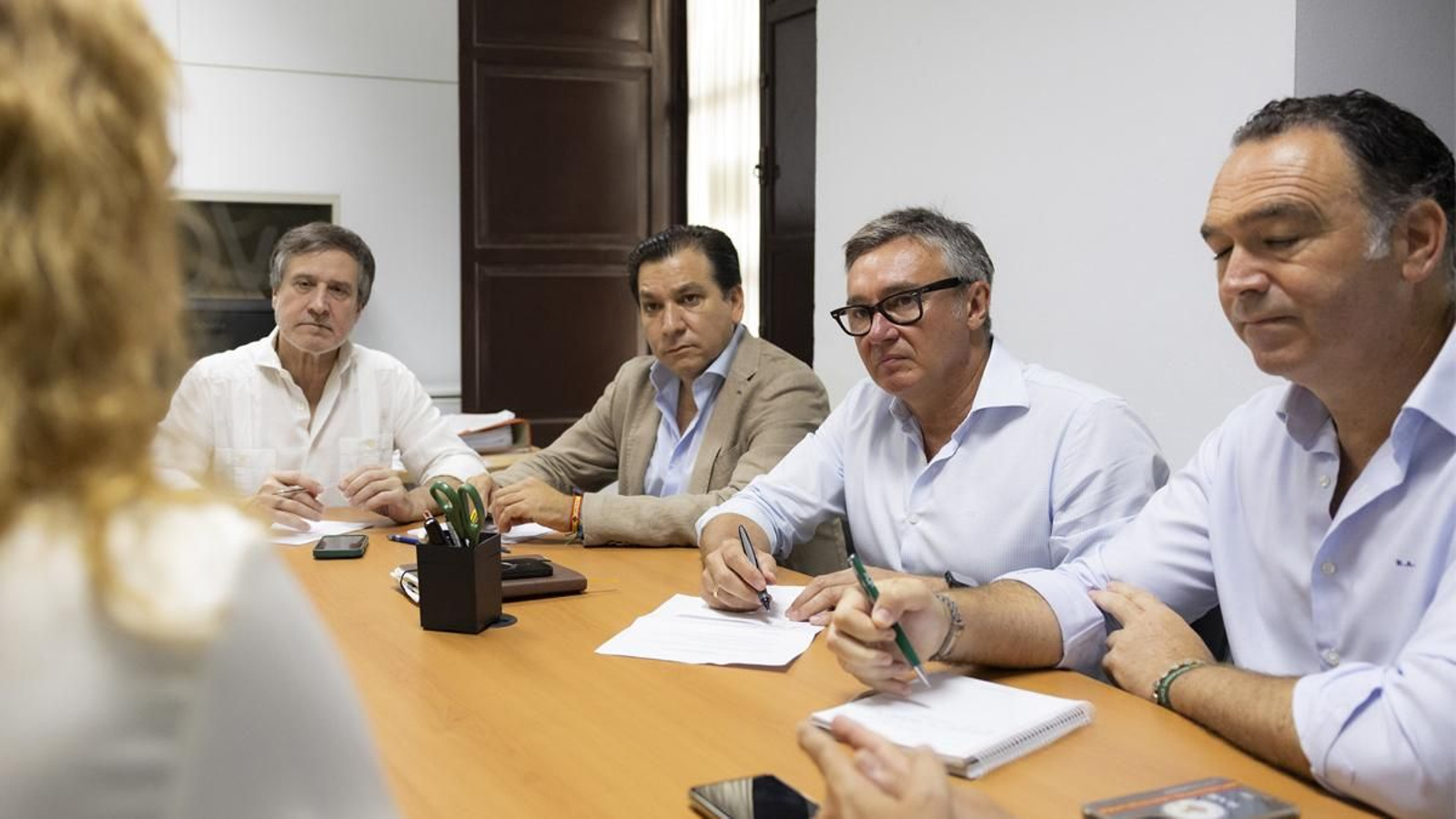 Un momento de la reunión de los representantes de Vox con algunos padres afectados.