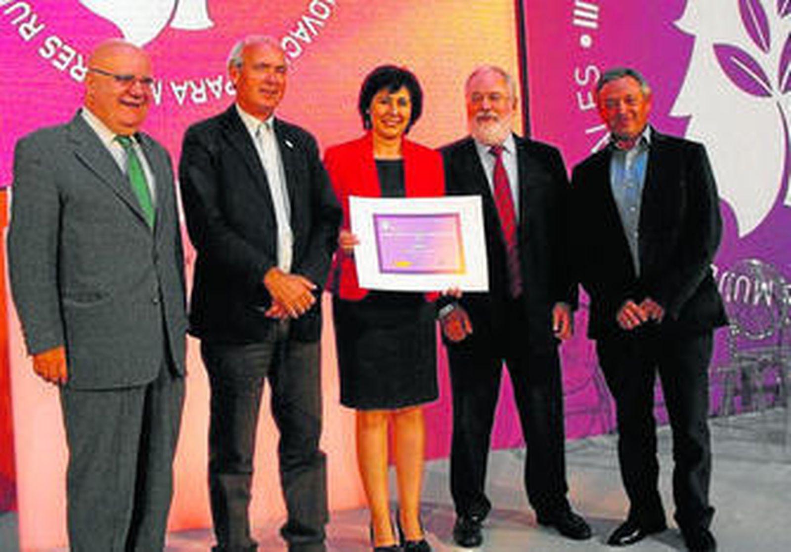 Carmen Román junto a Arias Cañete al recoger el premio