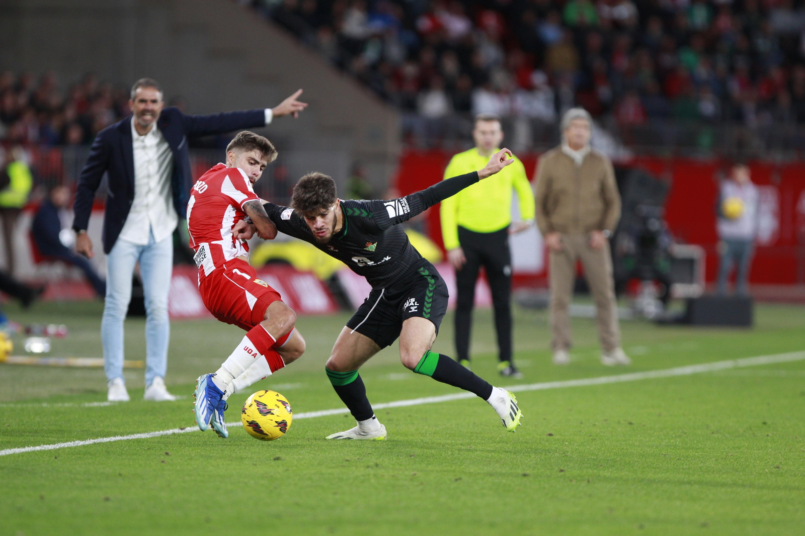 Imágenes del partido de fútbol U.D. Almería-Real Betis Balompié