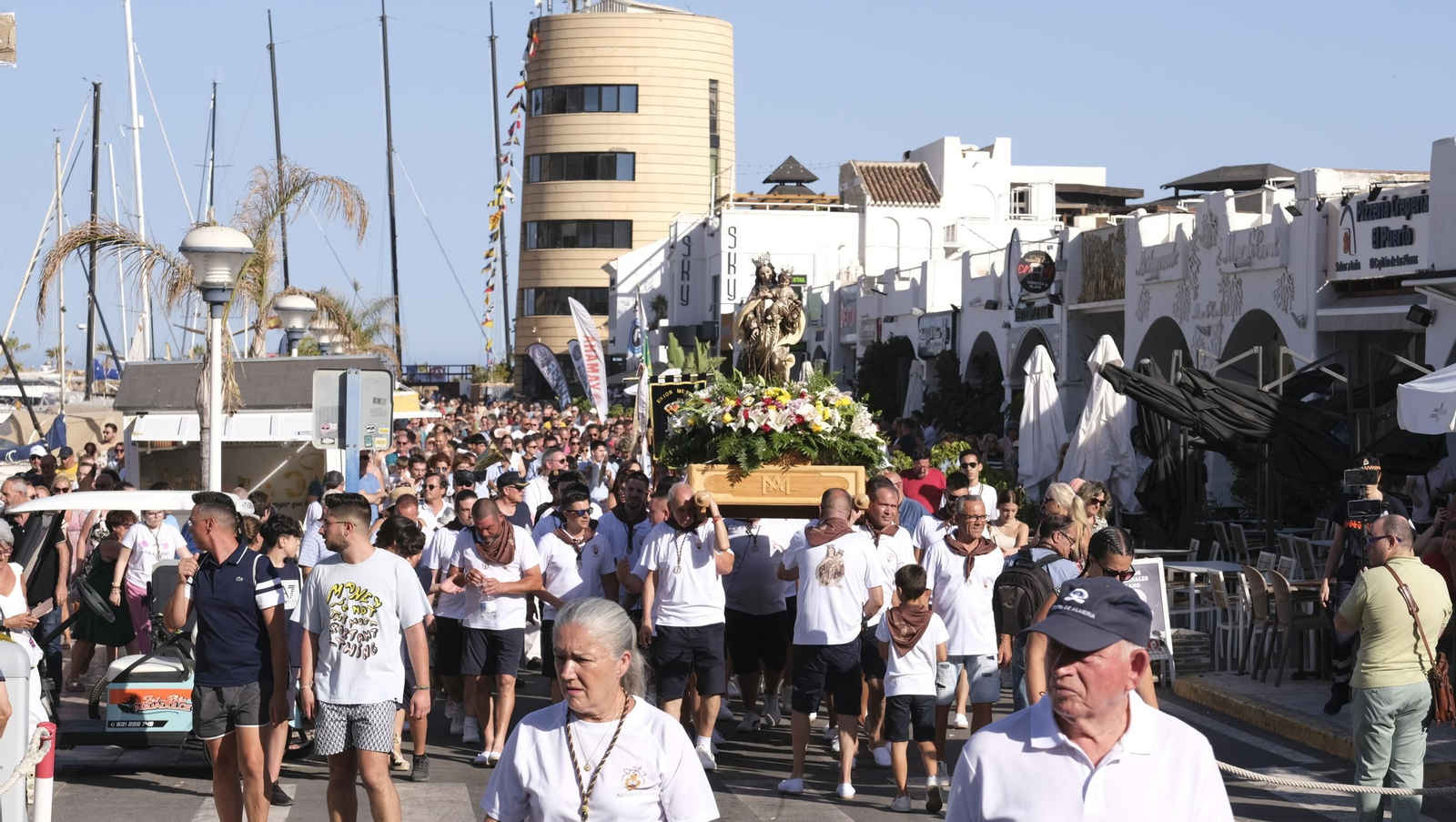 La procesión marítima de la Virgen del Carmen en Aguadulce, en imágenes