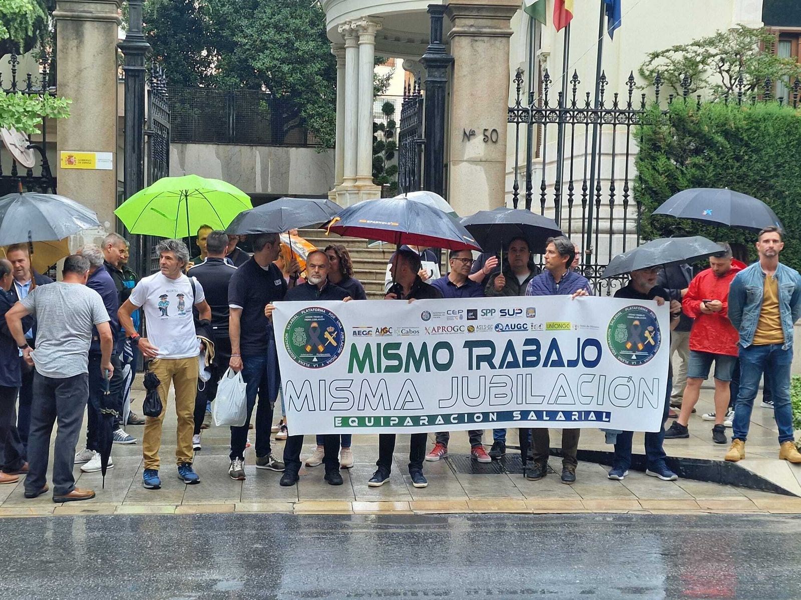 Policías nacionales y guardias civiles se concentran en Granada por una jubilación digna y la equiparación salarial