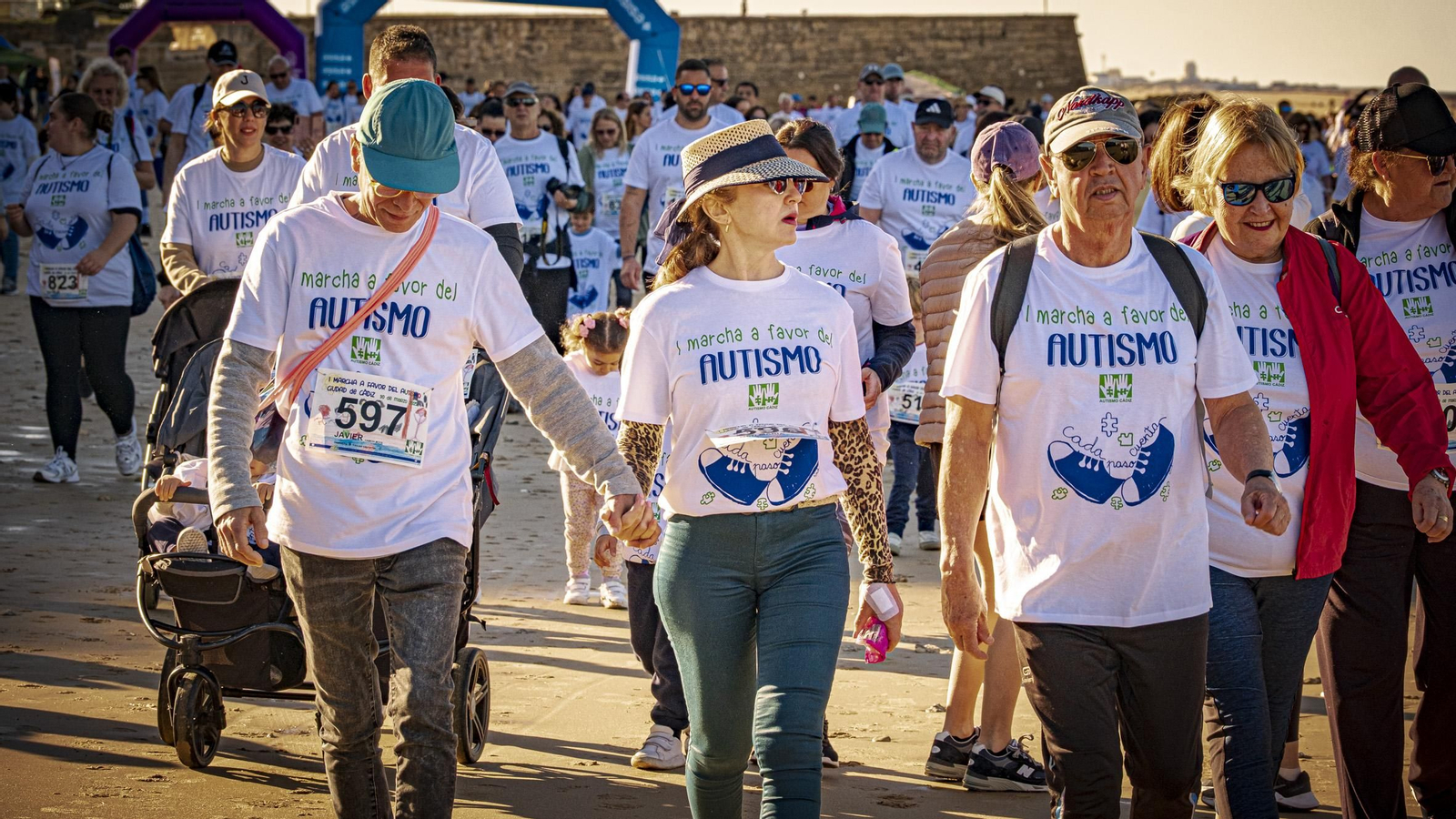 Búscate entre las imágenes de la  ‘I Marcha a favor del autismo’ en Cádiz