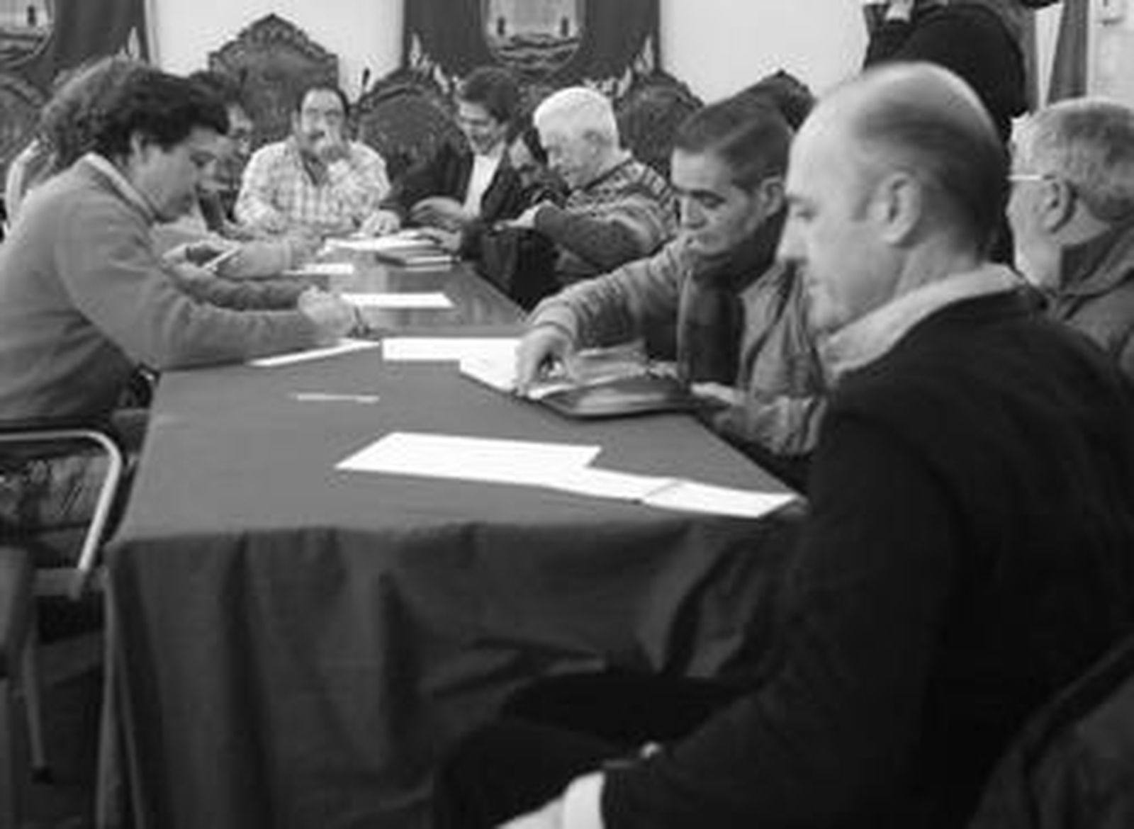 Imagen de la última reunión de los trabajadores con los grupos políticos.