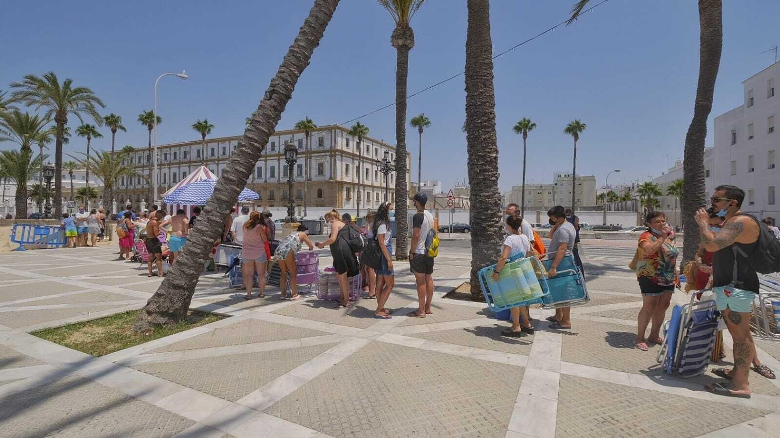 Imágenes inéditas en La Caleta con colas para entrar al completarse el aforo