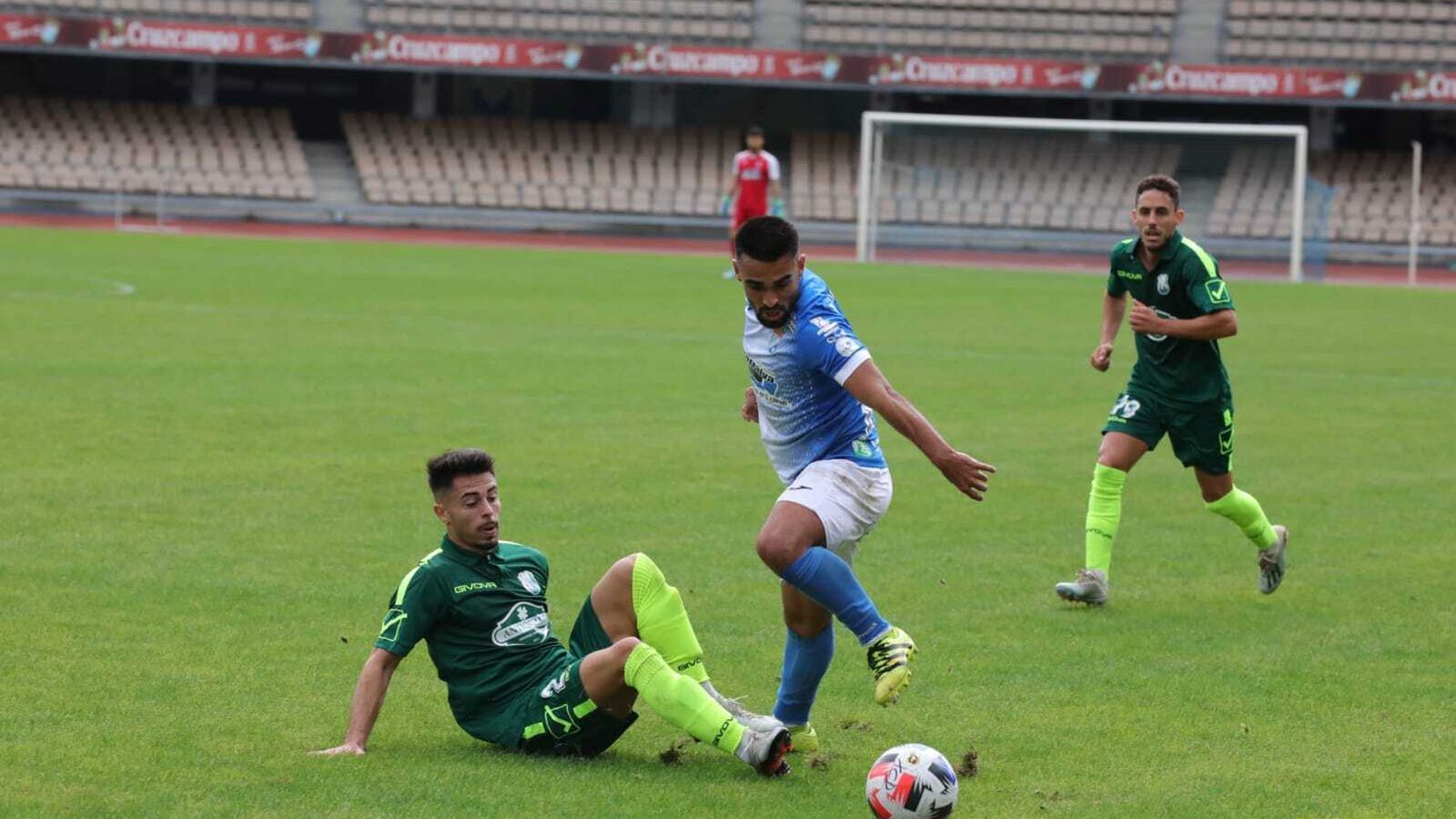 Joselito intenta llevarse el balón ante Láinez.