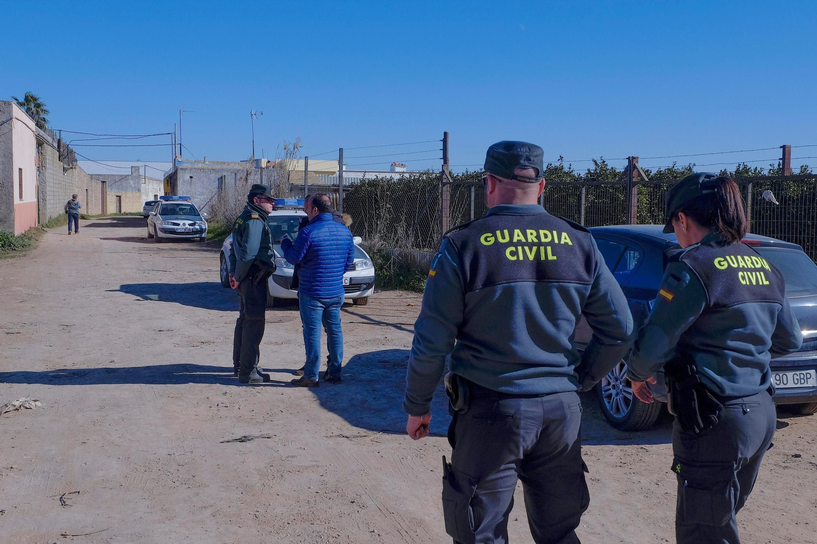 Agentes de la Guardia Civil en La Algaba, en una imagen correspondiente a otro suceso en el mismo pueblo.