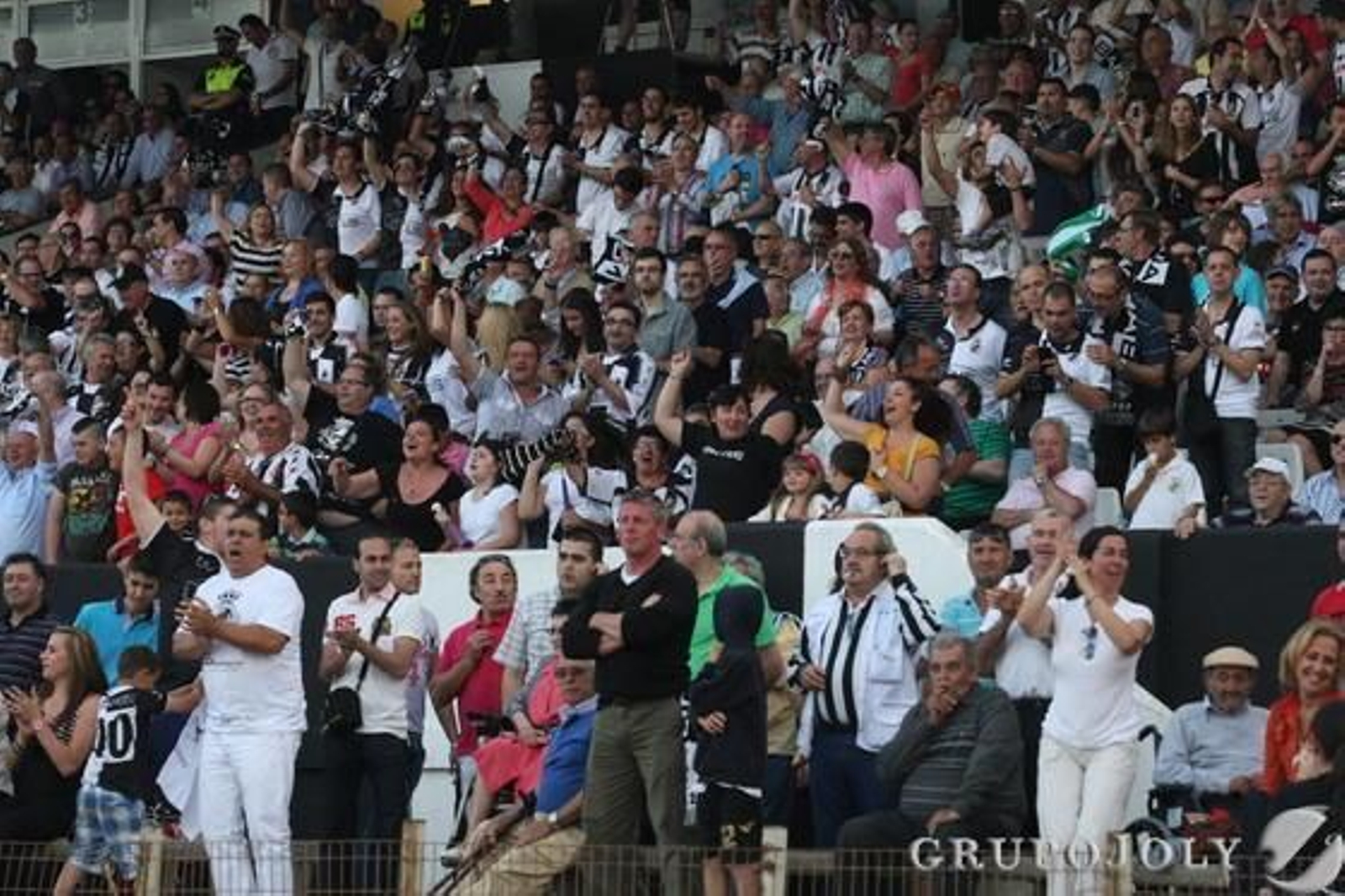 La Balona saca a relucir su calidad para dar un vuelco al resultado con un hombre menos.

Foto: Paco Guerrero