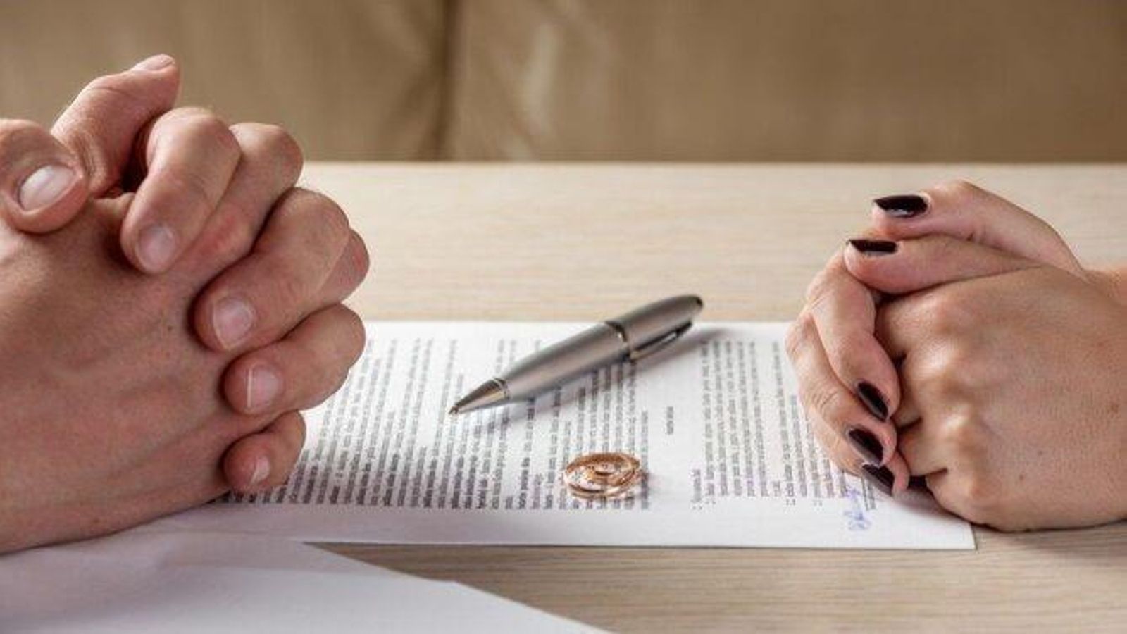 Un matrimonio durante la firma de su divorcio. Un matrimonio durante la firma de su divorcio.