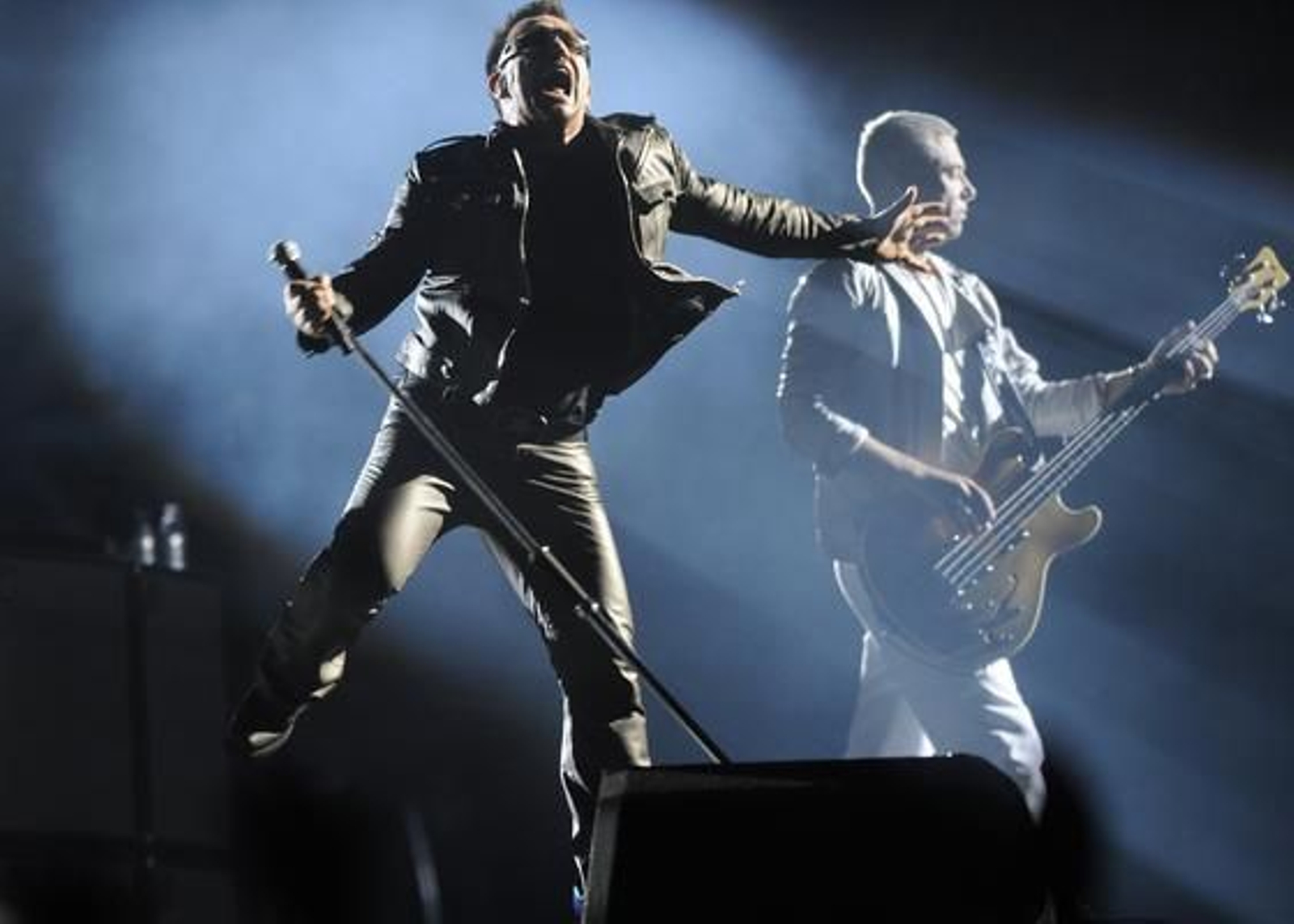 La banda irlandesa U2 convence a sus seguidores en San Sebastián. / EFE, AFP, Reuters