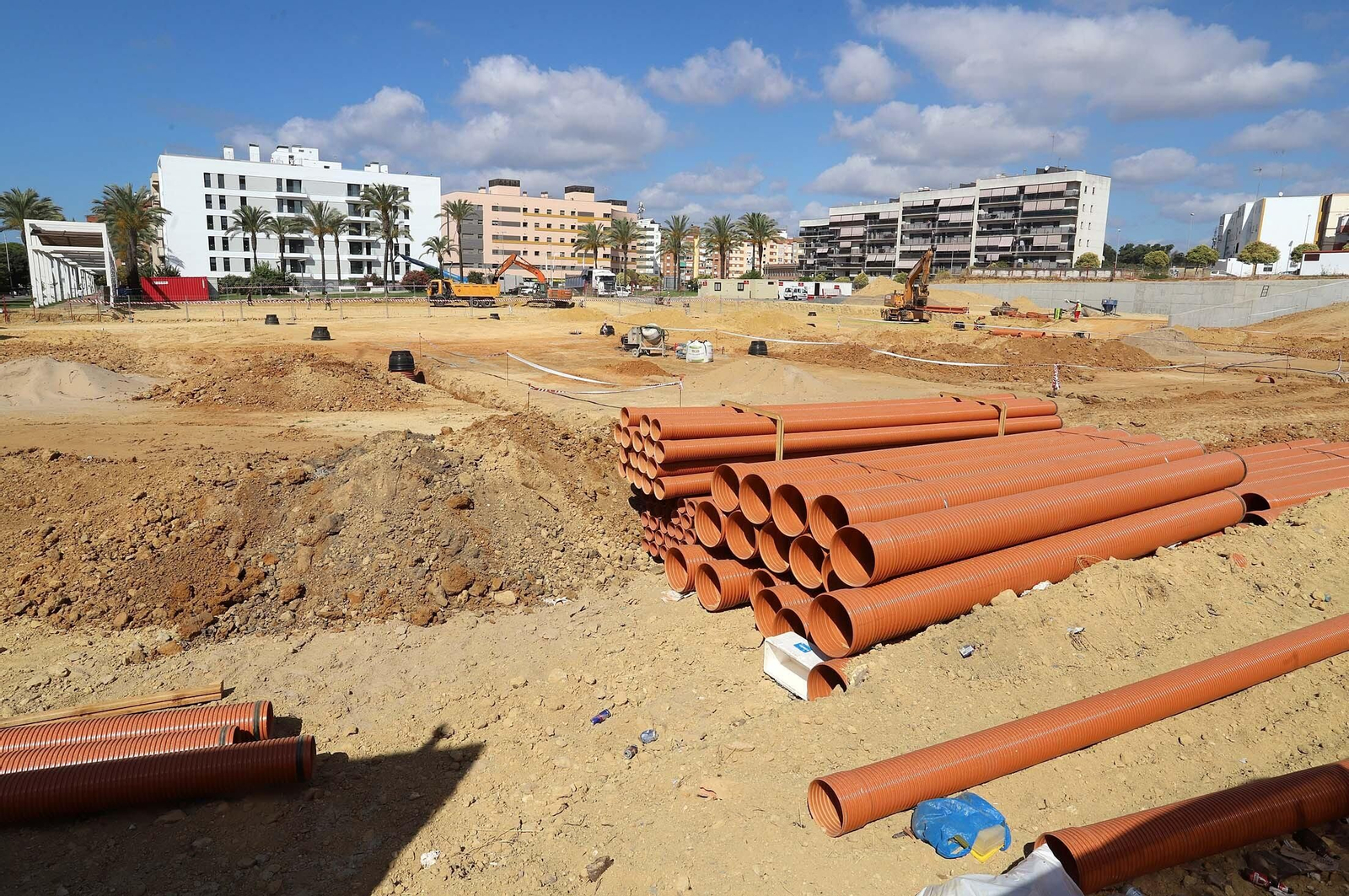 Obras de urbanización de la zona comercial de San Antonio.