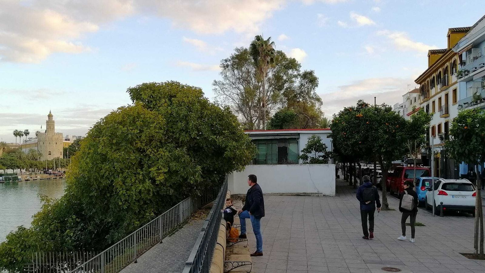El edificio de la comisaría de la calle Betis se sitúa en un mirador privilegiado sobre el río.