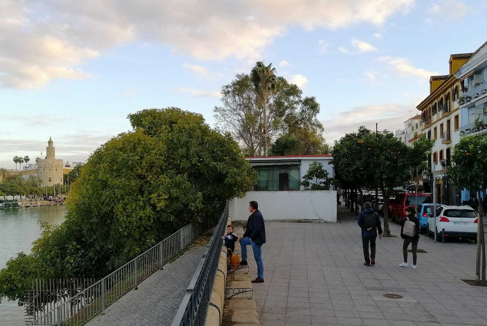 El edificio de la comisaría de la calle Betis se sitúa en un mirador privilegiado sobre el río.