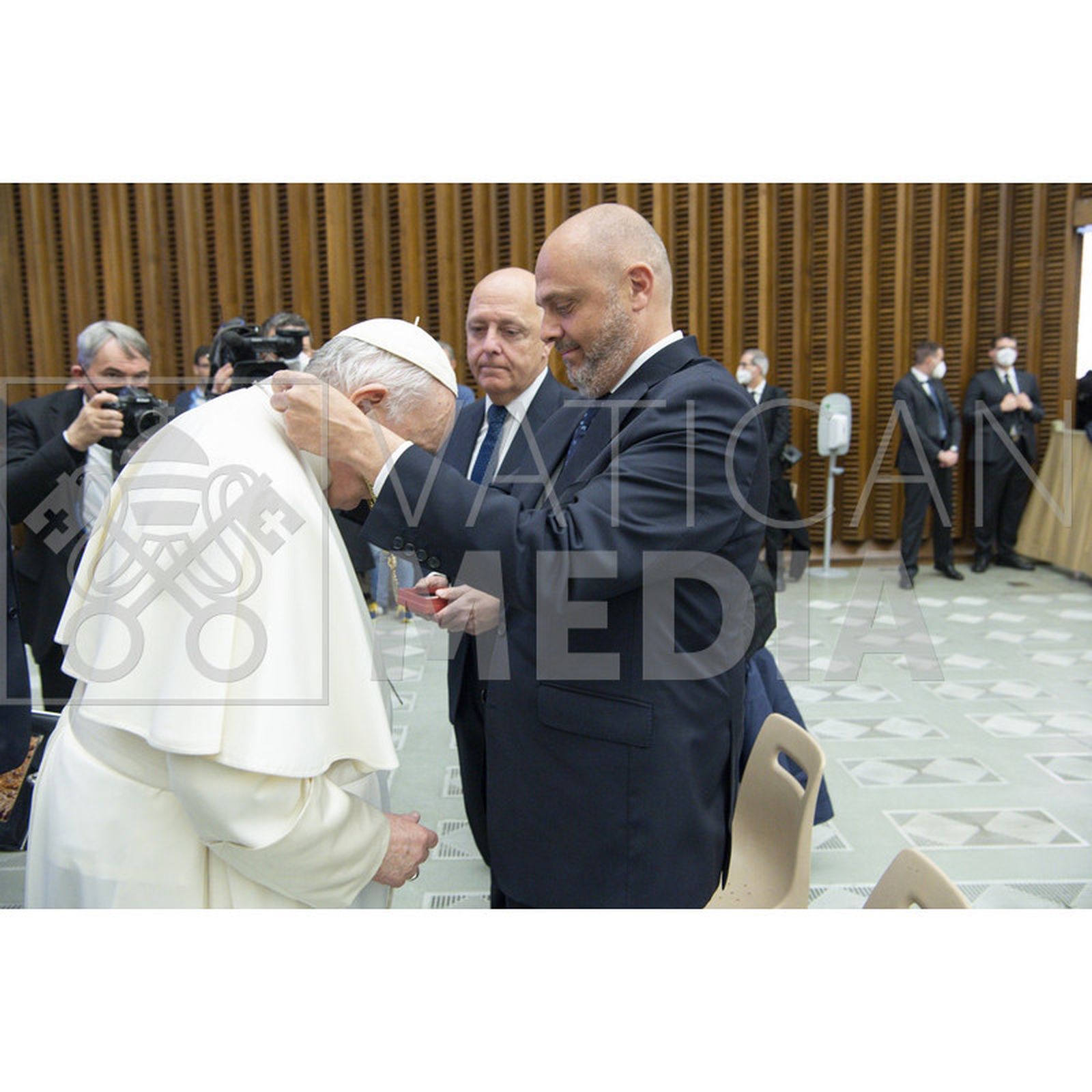 Sergio Sopeña impone la medalla al Papa.