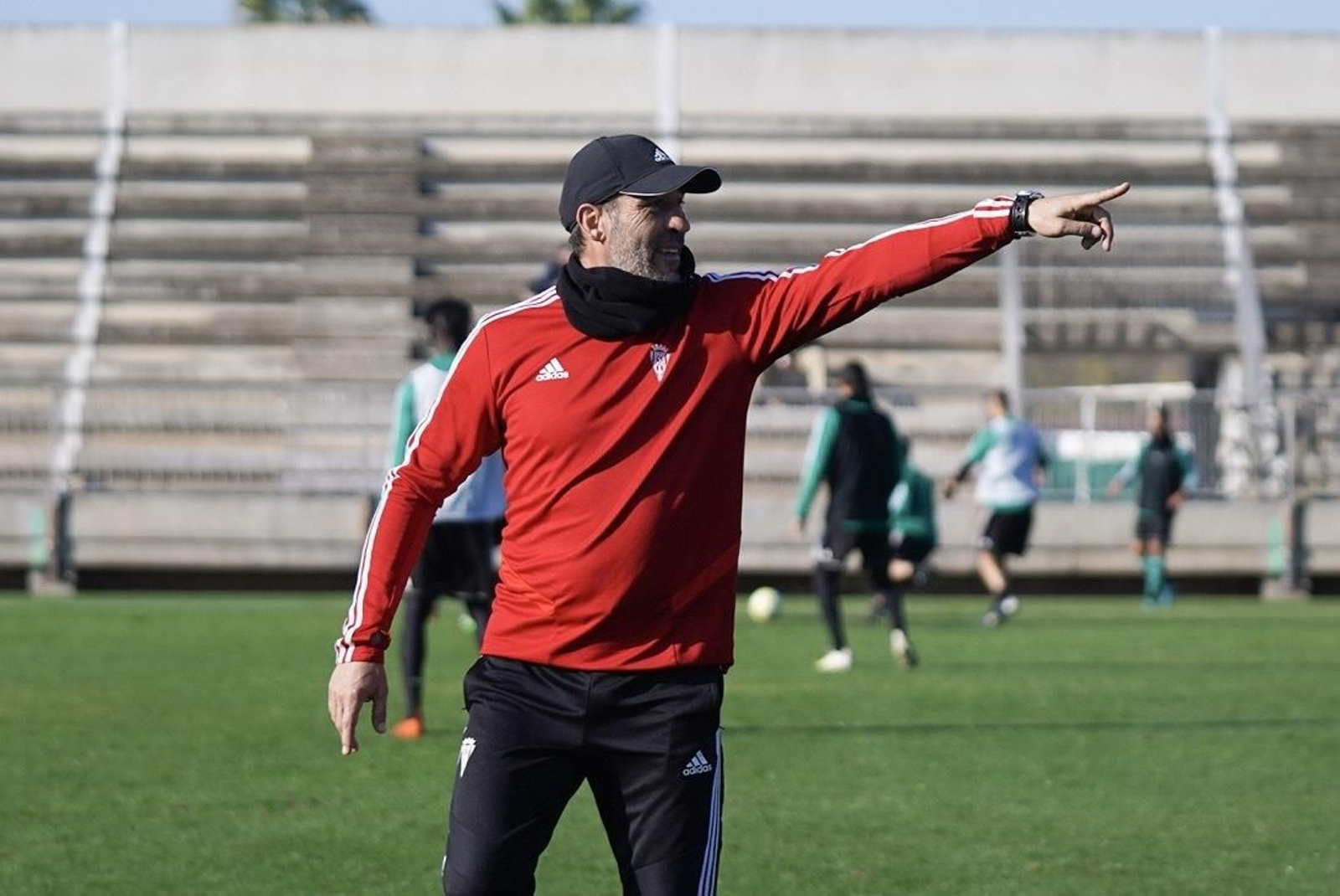 Raúl Agné da indicaciones a sus jugadores durante un entrenamiento.