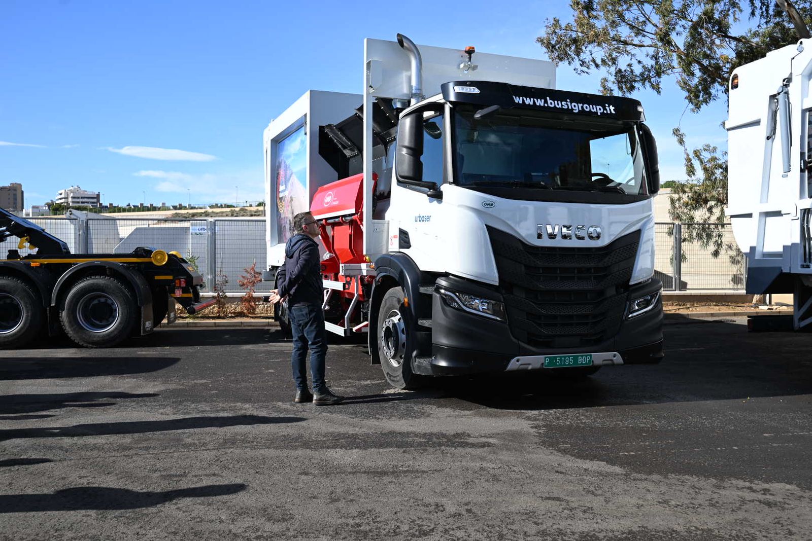 Urdiales ha supervisado la nueva flota de camiones de la basura.