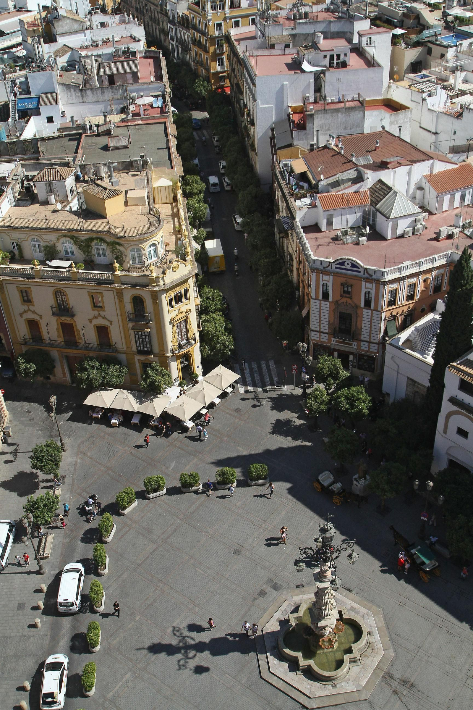 Vista de la calle Mateos Gago y la Plaza Virgen de los Reyes desde la Giralda.