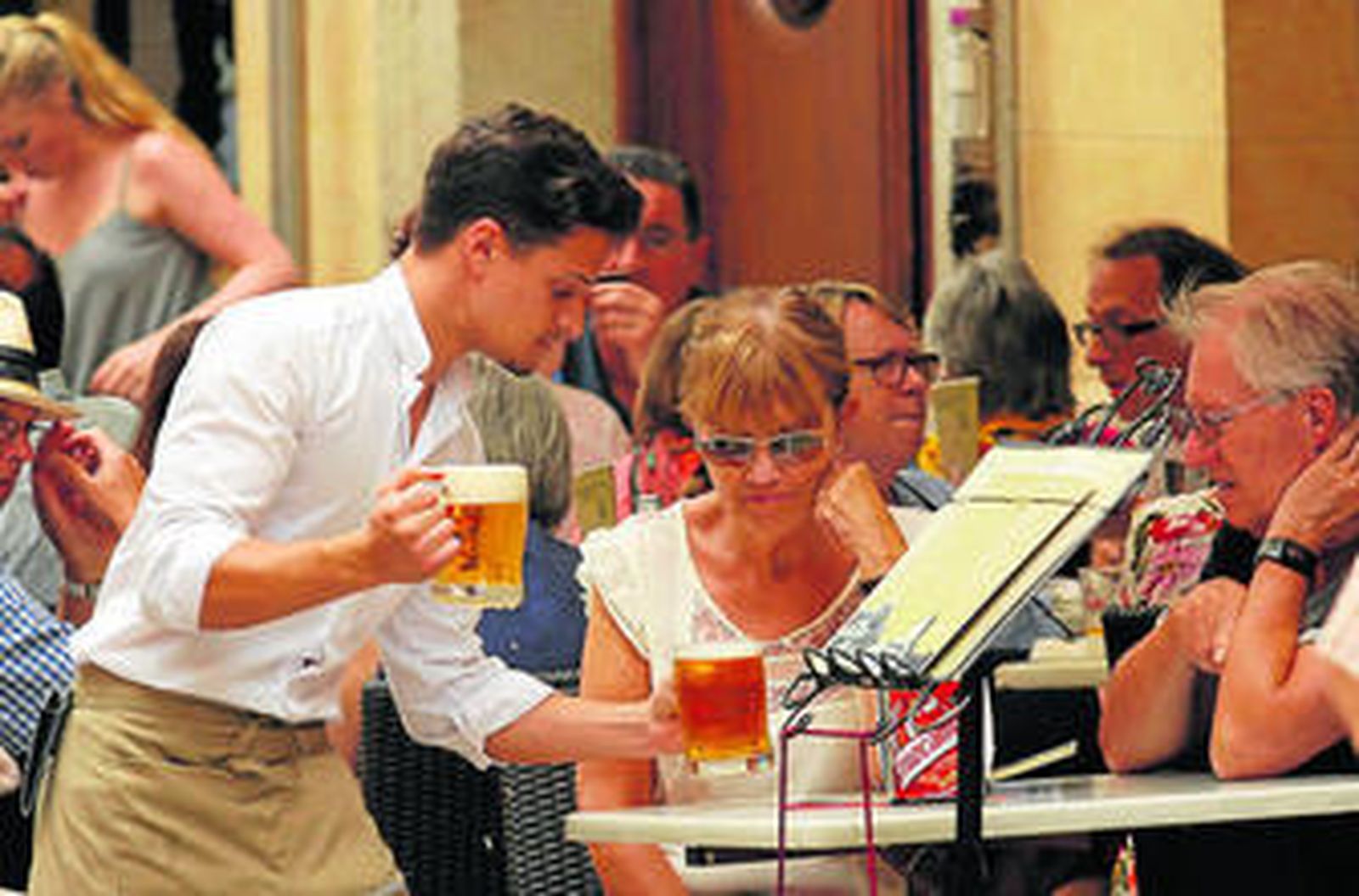 Un camarero sirve una cerveza en un local del centro de la capital, ayer.