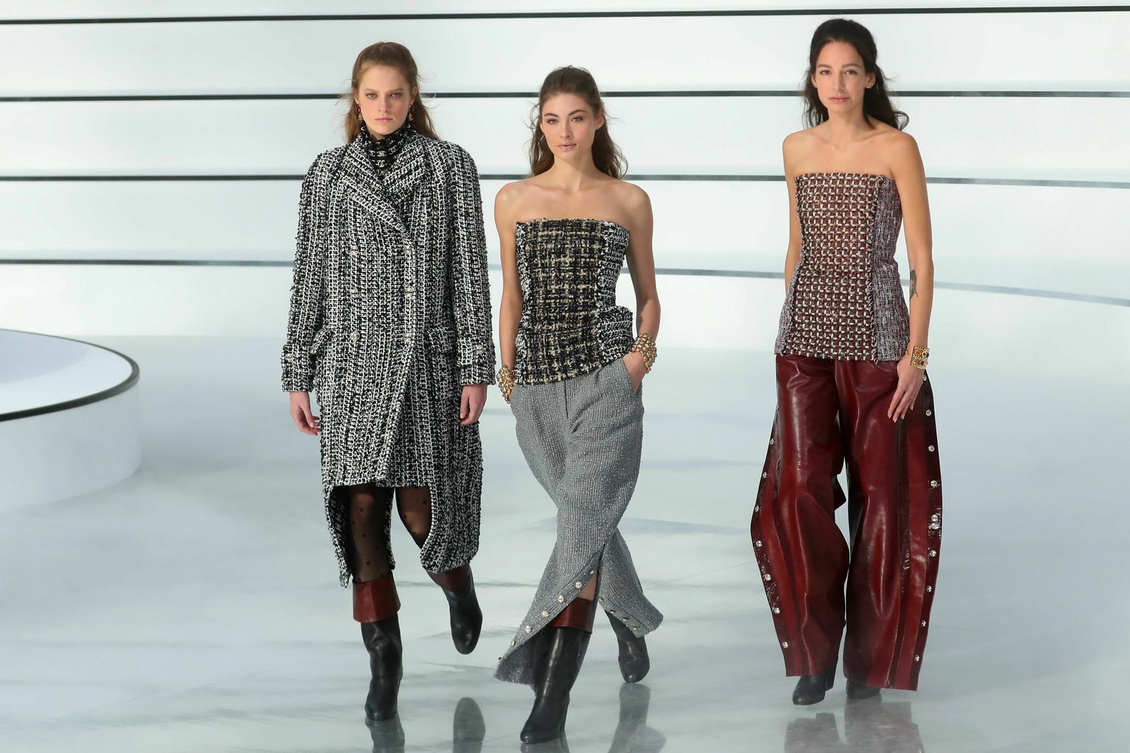 Tres de los estilismos de Virginie Viard para Chanel.