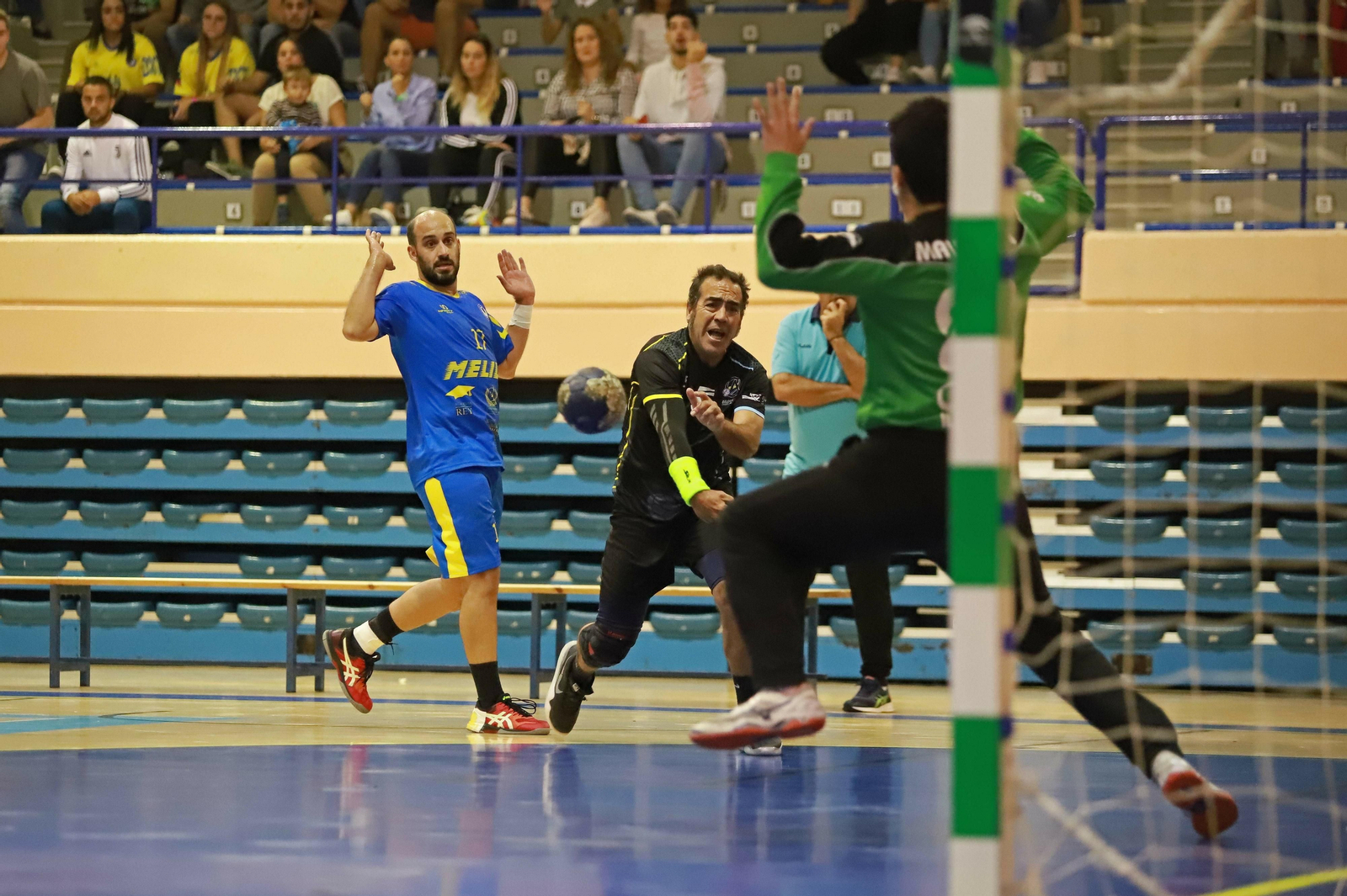 Juanma Cruz lanza a la portería de Melilla.