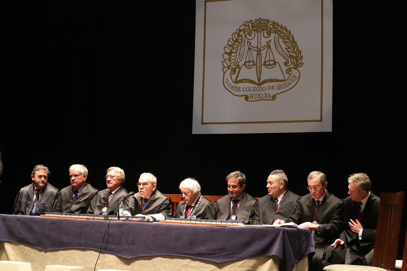 Imágenes del acto de entrega de insignias a los colegiados que cumplen 25 y 50 años en el Ilustre Colegio de Abogados de Huelva.