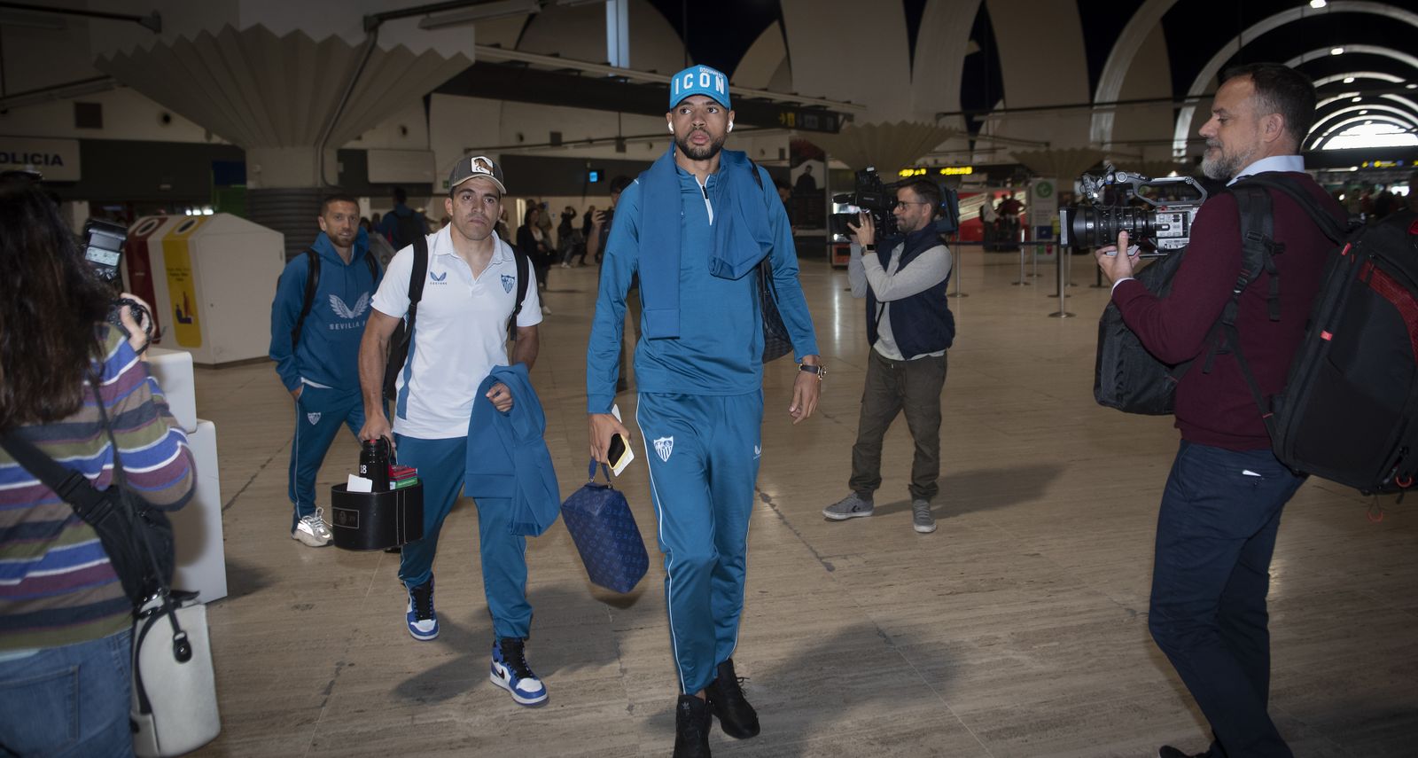 La salida del Sevilla hacia Mánchester, en imágenes