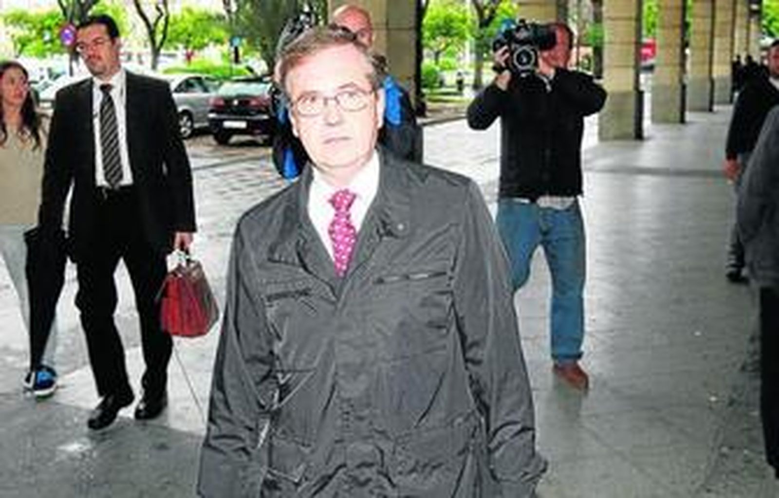 El ex abogado de la familia Ruiz-Mateos, Joaquín Yvancos, ayer en los juzgados de Sevilla.