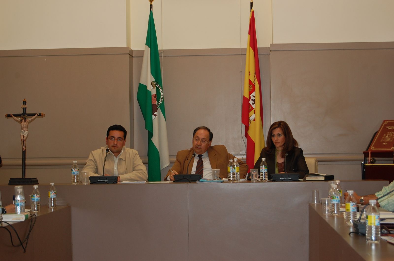 Jesús Rojano, Luis Moreno y María Jesús Serrano, tres de los alcaldes que por el PSOE ha tenido Baena, durante una sesión plenaria.