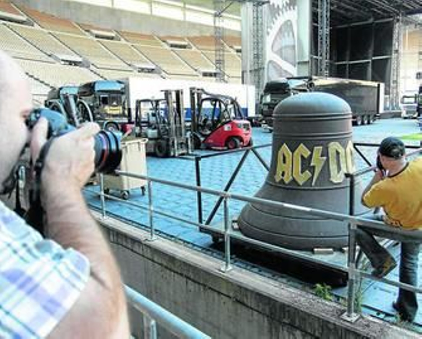 La Campana del Infierno, que abre la interpretación del tema 'Hell's Bells', ayer en el Estadio de la Cartuja.