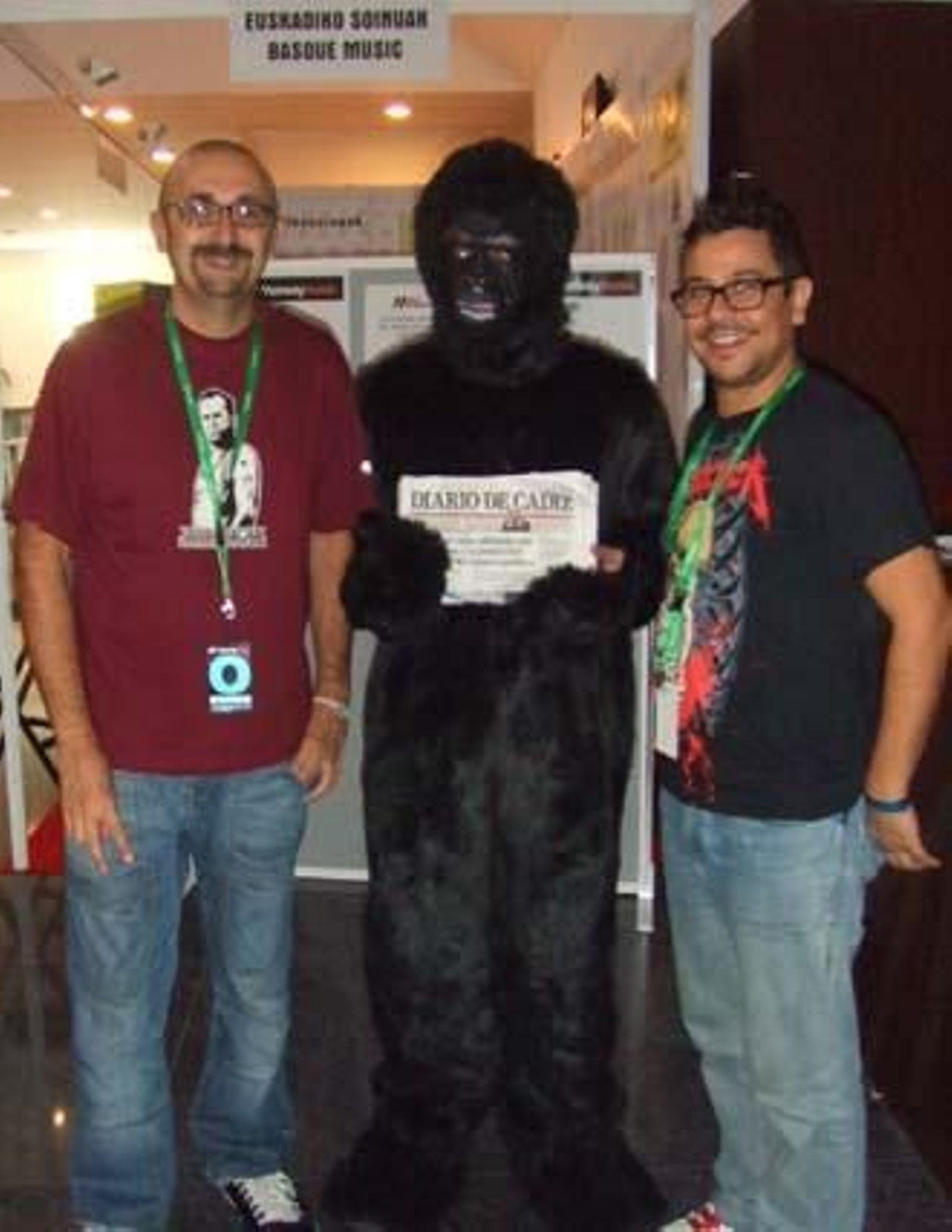 Iba para hombre, pero se quedó en mono. Eso sí, un mono muy leído, que va con su Diario a todas partes. Si te encontraste con nuestro particular monkey el sábado, búscate en esta galería. 

Foto: Senda