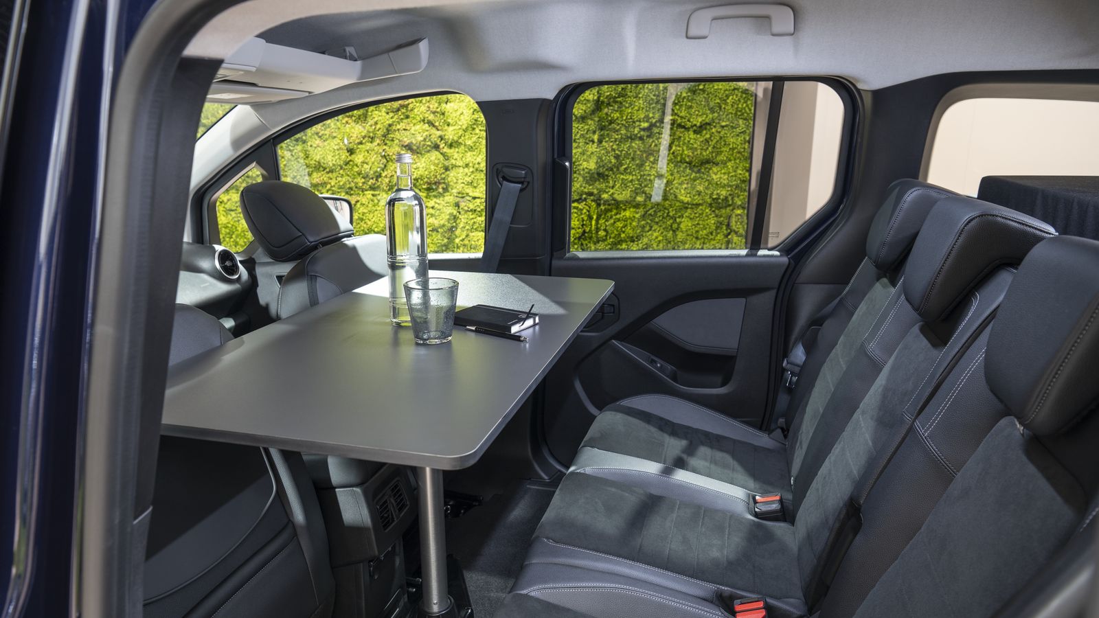 La mesa, utilizando un pie u otro, puede instalarse en el exterior o en el interior del EQT.