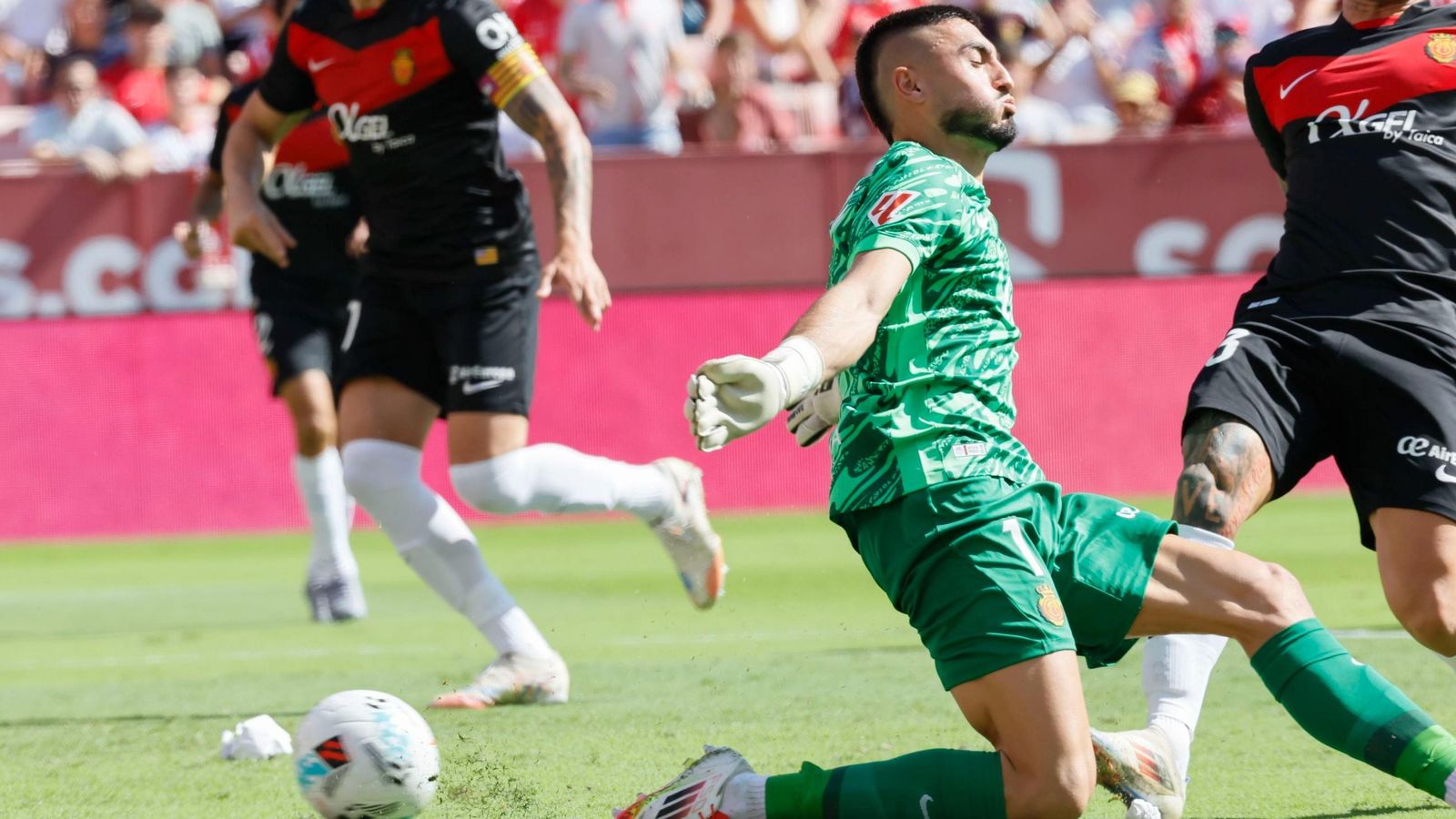 Leo Román hace una intervención con el Mallorca.