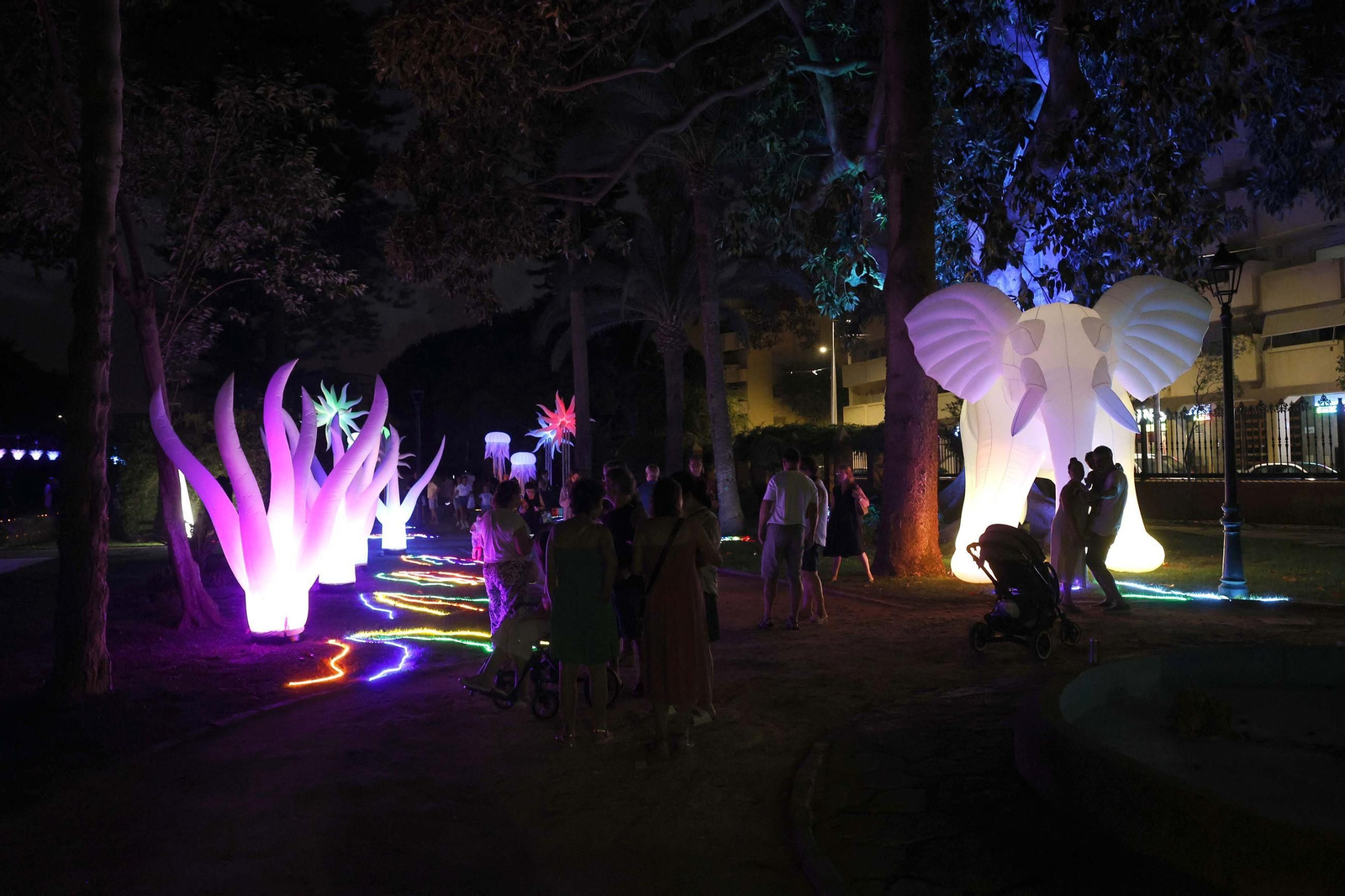 Fotos de los jardines mágicos de la Noche en Blanco de La Línea